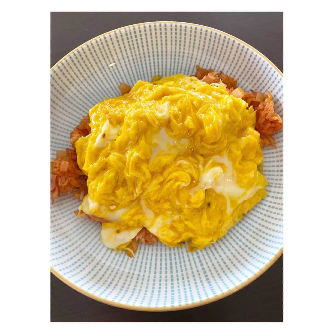 田中雅美さんのインスタグラム写真 - (田中雅美Instagram)「今日のお仕事の前に作ったオムライス。  ・ ・ 子供たちがパクパク食べてくれたみたい。 嬉しい〜。  ・ ・ パパにはトロトロたまごバージョン。  ・ ・ 食べてくれると作りがいがありますな。  ・ ・ #オムライス #大人はトロトロ卵」5月8日 14時37分 - tanakamasami_official
