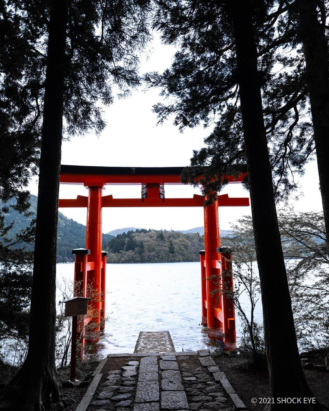 SHOCK EYEさんのインスタグラム写真 - (SHOCK EYEInstagram)「箱根神社。 芦ノ湖に立つ「平和の鳥居」⛩ 神秘的な場所です。  Hakone Shrine. This Gate name is “ Peace Torii “. The Place  is truly mystical✨🙏   #箱根神社 #神社 #平和の鳥居 #芦ノ湖 #shrine #hakoneshrine #fujifilm #gfx100s」5月8日 14時37分 - shockeye_official