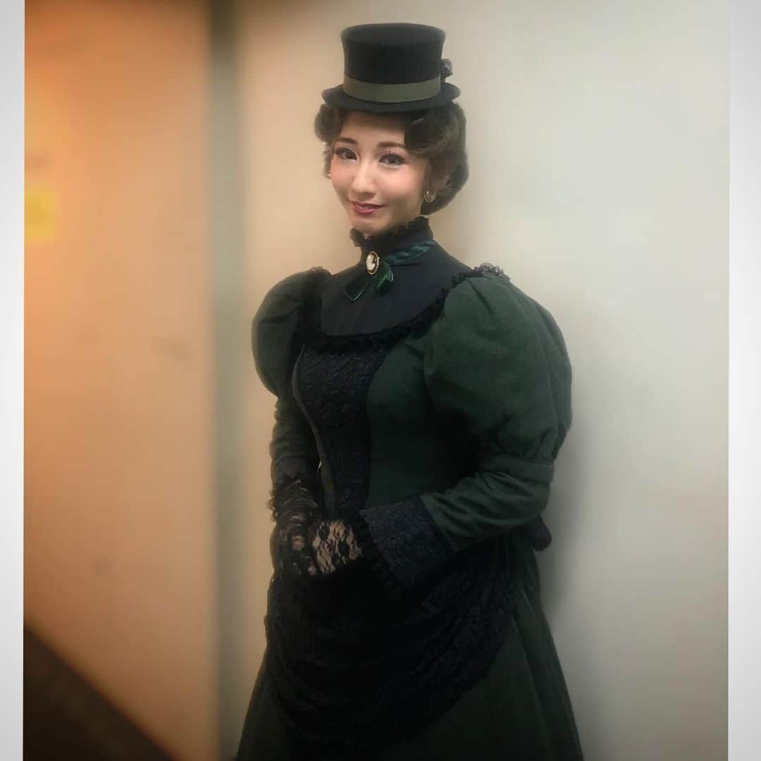 咲希あかねのインスタグラム：「フルコスチュームver.のお衣装とカツラたち❤️ アンサンブルの中でかつらとお衣装が1番多かった🤣笑 沢山の役に出逢えて嬉しいなぁ✨  ✰スターレイ 今まであまり意識してこなかった役だったので、今回リヒテンとスターレイの違いや、スターレイの魅力に気付けてよかった😌  おそらくエリザベートはスターレイに多くを語らず、振り返り指示を出される時も目を合わせることもあまりなく、ただただその背中を見つめてきたスターレイは言葉なくともエリザベートの心情を誰よりも理解してたんだろうなと思います。 エリザベートの苦しみ悲しみ孤独、 それでも生き続ける姿を近くで見守り、寄り添うスターレイ。  病院の場面では多くを語らないエリザベートの口から『孤独』という言葉を初めて聞いた時の心情、 “自由”を思い出し本来の姿が垣間見える瞬間、 スターレイの存在によって観ている人が本当のエリザベートを感じて頂けてたら嬉しいなと。 ガラコンサートに歌わないスターレイが必要なのか、自分の存在とは…沢山考えましたが、スターレイという存在が誰かの歌に寄り添い、皆さんの心に何か残っているといいなぁと思います😌  ✰女官 小さいゾフィーみたいなイメージで。腰巾着的な。 この作品の好きな所は、それぞれの役のいい面だけ切り取るのではなく、嫌な面があるからこそ人生そのものが見えてくるところ。 だからとことん意地悪な女官でいようと思って、初女官ほぼ楽しんでました🤣 地味に、こんなに嫌味な女官が、後のスターレイで、エリザべート様の本心に触れて生涯を共にする…なんてのも面白いなぁとか思ってました😚笑  ✰エーヤンの民衆 あざとかわいく😘笑 かつらをつけ外ししてくれるスタッフさんに、どのかつらも被りこなせてて、替える度に印象変わる！スターレイとエーヤン同じ人に見えない！と言ってもらえた❤️ ☝︎これは現役時代からの私のポリシーだから嬉しい😚  ✰ありーます♪の侍女 下級生がやってる印象の役なのでそんな感じで😊 でもね、OG公演だとわたし下級生だからーーー笑  ✰親戚の叔母 旦那様のたそ#天真みちる がパンチがあって楽しかった！ アンチな2人が、最後ころっと寝返る感じ、その人間臭さが好き♡笑  ✰カフェの市民 12年前にこの場面に出てた時も緑系の衣装だったなぁ♪ 店員さんワイルドでかっこいいし、奇遇ですってくる人妖艶でイケメンだし、このカフェ最高なんですよ😆💕笑  ✰結婚式の参列者 鹿鳴館です♡笑 ここも「似合わない」って言うアンチな人！ 笑顔で辛辣にをイメージしながら、表裏のある皇族貴族社会を表現できたらと！  書き始めたらながくなっちゃったー🤭 #エリザベートガラコンサート  #エリザベート #ガラコンサート #宝塚 #宝塚og」