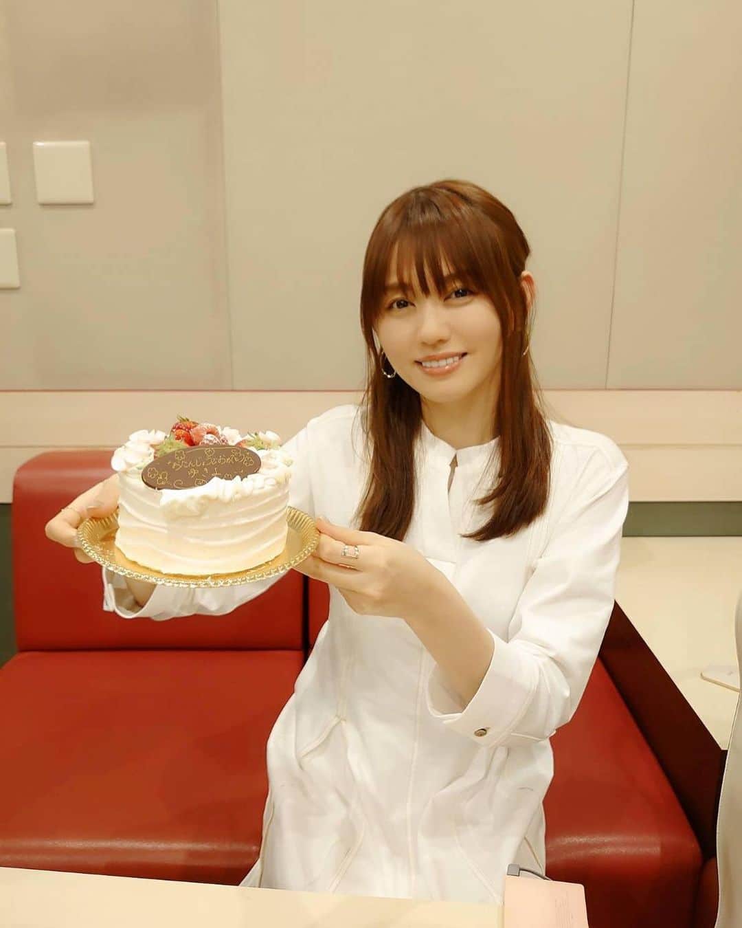 のインスタグラム：「番組でいただいたケーキ達… ありがたき幸せ…！！  #誕生日くらいは #自分の投稿しよう #はっちゃんはケーキでの出演のみ #ごめんなさい」