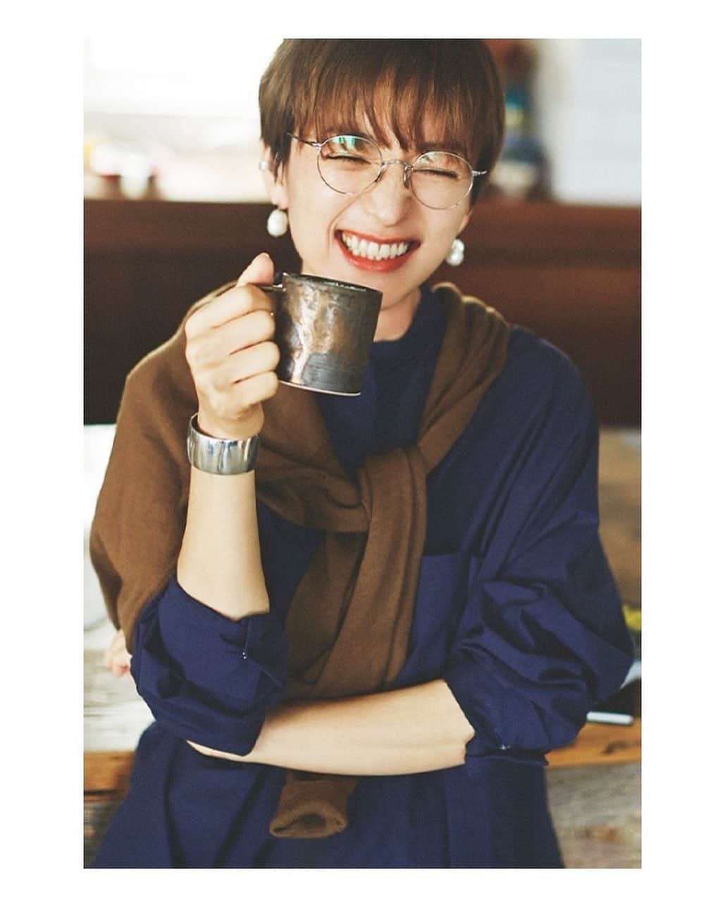 高山都さんのインスタグラム写真 - (高山都Instagram)「困っても困らなくても、シャツっていいなーと39歳になる今年、なんだか好きが増しています。 家でも外でもどこでも。 シャツを気負いなく着られるようになって、歳を重ねるのって悪くないなーと感じる近頃です。 タイトなものや、襟付きのものは、サイズ感やシルエットによっては、今っぽさがなく、着方によると野暮ったく見えるけど、ボタンの開け方、肩の落ち方、身体の泳がせ方、小物の色合わせ。 そんな小さな自分だけのバランスを考えたアレンジ次第で、一気にこなれて見える。 ワタシは少しゆとりのあるデザインを、ザックリとラフに着るのが好き。 これから40代50代にかけて、もっともっと着て慣れていこうと思う。 先日、着物を粋にさらっと着て、テキパキ働く女将がいるお蕎麦屋さんに伺った時、こなれて見えるには、たくさん着慣れることなんだろうなーと思った。 それが、きっと自分らしい粋につながるんだろうなーと。 オシャレも料理も好きなことも、なんでもそう。 たくさん触れてなんぼだな。 @amanonlinestore での短期連載2回目は、ネイビーのシャツ。 これに茶色のカーディガンと白のパンプスってバランスがとても好みでした。 現場で、さらっと茶色を足してくれる石関さんのスタイリング、雑誌で見ていて大ファンだったから、実はご一緒できてとても嬉しかった。 photo #須藤敬一 さん styling #石関靖子 さん　@zekikoyasuko  hairmake #鈴木智香 さん @chikasuzuki1  writing #塚田有紀子 さん @tsukapon0629 アクセサリーやメガネはワタシの私物です。 詳細は @amanonlinestore のwebでどうぞ。」5月8日 15時57分 - miyare38