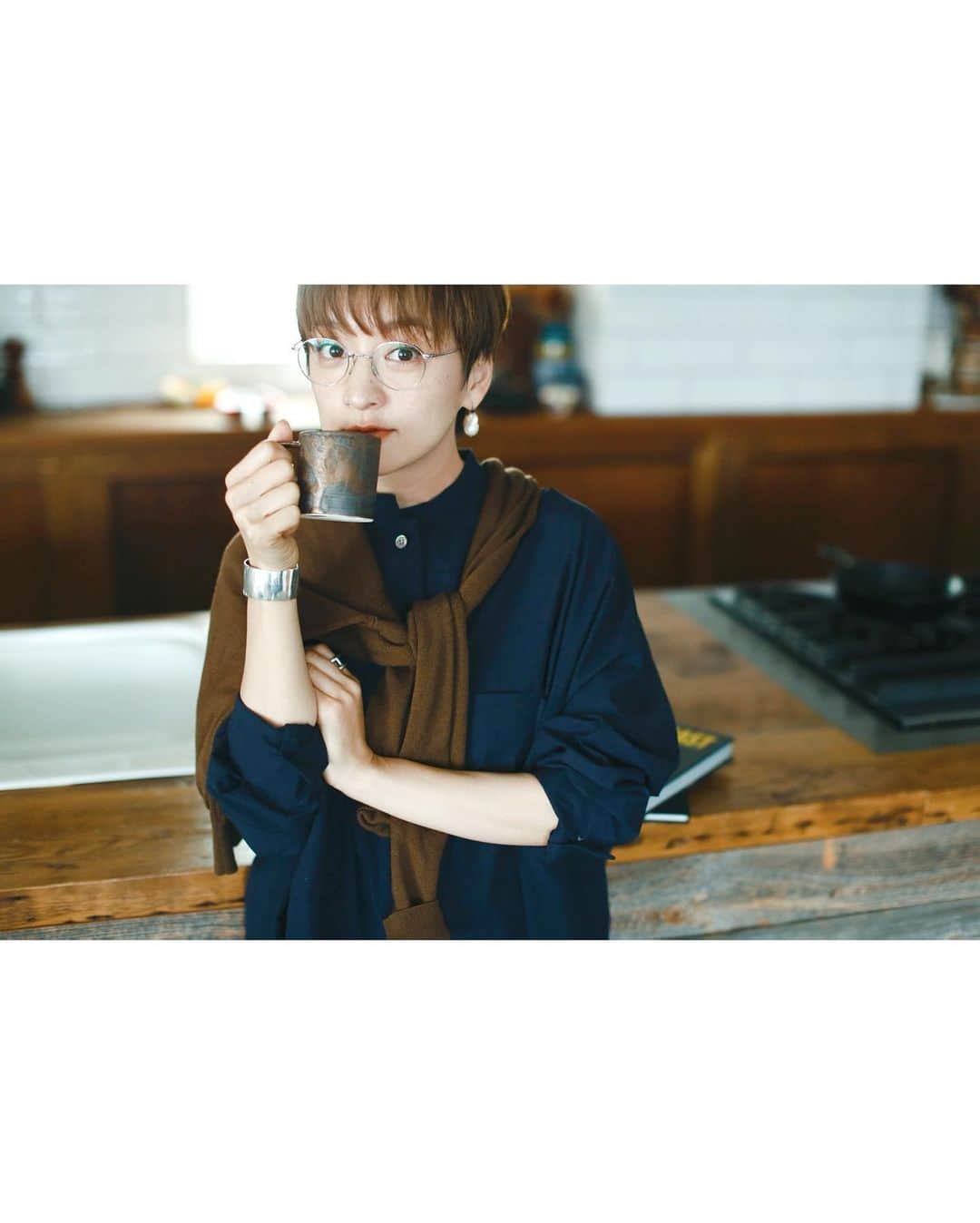 高山都さんのインスタグラム写真 - (高山都Instagram)「困っても困らなくても、シャツっていいなーと39歳になる今年、なんだか好きが増しています。 家でも外でもどこでも。 シャツを気負いなく着られるようになって、歳を重ねるのって悪くないなーと感じる近頃です。 タイトなものや、襟付きのものは、サイズ感やシルエットによっては、今っぽさがなく、着方によると野暮ったく見えるけど、ボタンの開け方、肩の落ち方、身体の泳がせ方、小物の色合わせ。 そんな小さな自分だけのバランスを考えたアレンジ次第で、一気にこなれて見える。 ワタシは少しゆとりのあるデザインを、ザックリとラフに着るのが好き。 これから40代50代にかけて、もっともっと着て慣れていこうと思う。 先日、着物を粋にさらっと着て、テキパキ働く女将がいるお蕎麦屋さんに伺った時、こなれて見えるには、たくさん着慣れることなんだろうなーと思った。 それが、きっと自分らしい粋につながるんだろうなーと。 オシャレも料理も好きなことも、なんでもそう。 たくさん触れてなんぼだな。 @amanonlinestore での短期連載2回目は、ネイビーのシャツ。 これに茶色のカーディガンと白のパンプスってバランスがとても好みでした。 現場で、さらっと茶色を足してくれる石関さんのスタイリング、雑誌で見ていて大ファンだったから、実はご一緒できてとても嬉しかった。 photo #須藤敬一 さん styling #石関靖子 さん　@zekikoyasuko  hairmake #鈴木智香 さん @chikasuzuki1  writing #塚田有紀子 さん @tsukapon0629 アクセサリーやメガネはワタシの私物です。 詳細は @amanonlinestore のwebでどうぞ。」5月8日 15時57分 - miyare38