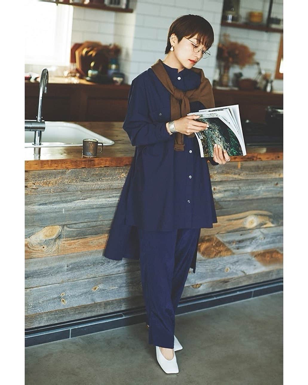 高山都さんのインスタグラム写真 - (高山都Instagram)「困っても困らなくても、シャツっていいなーと39歳になる今年、なんだか好きが増しています。 家でも外でもどこでも。 シャツを気負いなく着られるようになって、歳を重ねるのって悪くないなーと感じる近頃です。 タイトなものや、襟付きのものは、サイズ感やシルエットによっては、今っぽさがなく、着方によると野暮ったく見えるけど、ボタンの開け方、肩の落ち方、身体の泳がせ方、小物の色合わせ。 そんな小さな自分だけのバランスを考えたアレンジ次第で、一気にこなれて見える。 ワタシは少しゆとりのあるデザインを、ザックリとラフに着るのが好き。 これから40代50代にかけて、もっともっと着て慣れていこうと思う。 先日、着物を粋にさらっと着て、テキパキ働く女将がいるお蕎麦屋さんに伺った時、こなれて見えるには、たくさん着慣れることなんだろうなーと思った。 それが、きっと自分らしい粋につながるんだろうなーと。 オシャレも料理も好きなことも、なんでもそう。 たくさん触れてなんぼだな。 @amanonlinestore での短期連載2回目は、ネイビーのシャツ。 これに茶色のカーディガンと白のパンプスってバランスがとても好みでした。 現場で、さらっと茶色を足してくれる石関さんのスタイリング、雑誌で見ていて大ファンだったから、実はご一緒できてとても嬉しかった。 photo #須藤敬一 さん styling #石関靖子 さん　@zekikoyasuko  hairmake #鈴木智香 さん @chikasuzuki1  writing #塚田有紀子 さん @tsukapon0629 アクセサリーやメガネはワタシの私物です。 詳細は @amanonlinestore のwebでどうぞ。」5月8日 15時57分 - miyare38