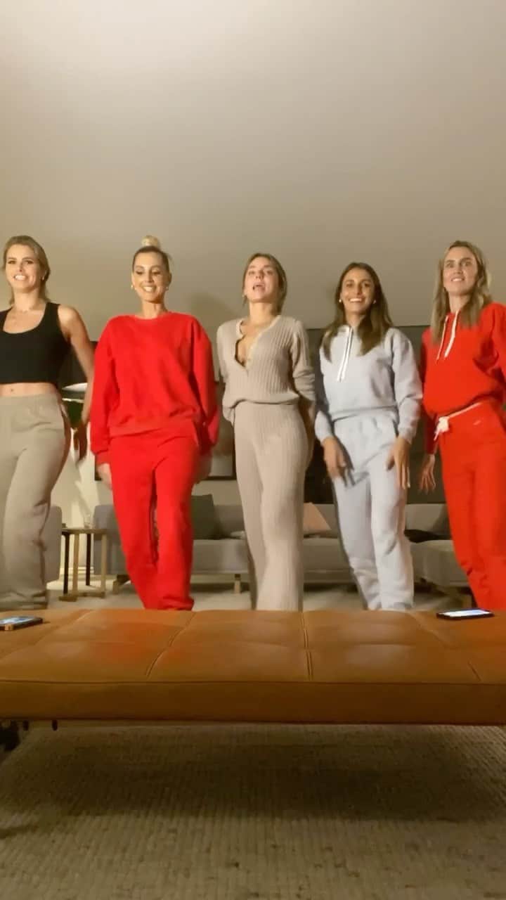 ナタリー・ジェーン・ローザーのインスタグラム：「Just your standard girls night in 💃🏼 We’ve got all the moves... someone please remix with this 😂👏🏼❤️」