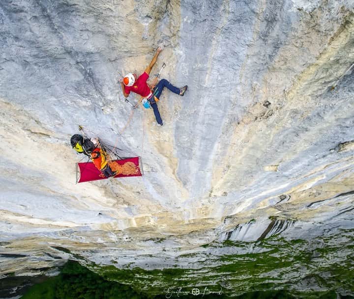 ニナ・カプレツのインスタグラム：「Super happy to see that @cedriclachat ‘s 2 years long project “Swissway to heaven” finally comes to its end. It’s a film that presents our beautiful little country 🇨🇭and it’s most difficult and breathtaking walls. From the Eiger North Face, to the Wendenstöcke, Gastlosen, Lauterbrunnen towards the Rätikon.  Well done @guillaume_broust  🎥🎥🎥 and all the climbers supporting the project: @sutertobias @melissaleneve and Fabien Dugit @stephansiegrist @rogerschaeli @kammerlander_beat   The film is going to be released at the Chamonix Film Festival on June 9.  @newrocksport @petzl_official」