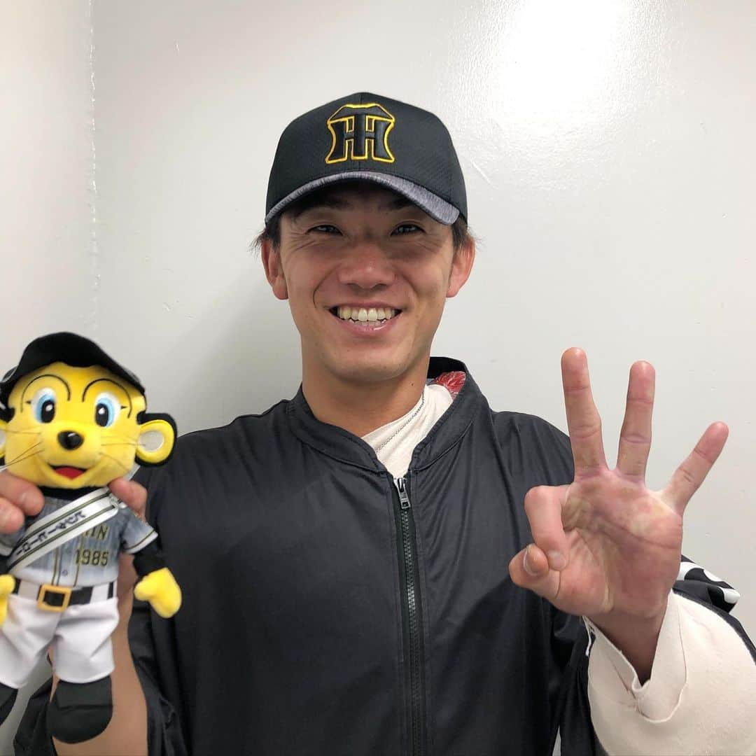 阪神タイガースさんのインスタグラム写真 - (阪神タイガースInstagram)「今日のヒーロー、開幕から3連勝✨伊藤将司投手‼︎  #伊藤将司 選手 #3連勝 #ナイスピッチング✨  #バースデー勝利 🎂 #今日のヒーロー #阪神タイガース」5月8日 16時55分 - hanshintigers_official