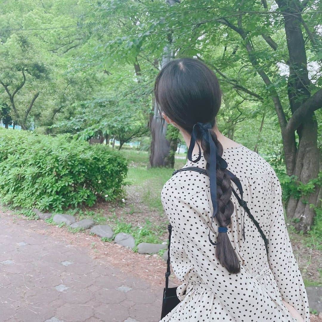 大友花恋さんのインスタグラム写真 - (大友花恋Instagram)「髪の毛が伸びたので、どこまでも三つ編みできます✌️ あれ、いつまで三つ編みするんだろ？と、たまに手元のゲシュタルト崩壊（こんな言い方あり？）起きます😶‍🌫️ #リボンなんかつけちゃった日」5月8日 17時02分 - karen_otomo