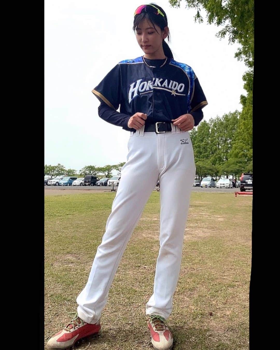 椿梨央のインスタグラム：「はむほー⚾️🔥 . . . 厳しい状態の中にも関わらず チーム一丸となって戦っているのに 感動しています(感動系すぐ泣くやつ) . . 私も負けじと顔晴るぞー🔥(なにを . .  そしてこのユニなまら可愛い❤️ . . . #野球 #野球女子 #草野球 #北海道日本ハムファイターズ #lovefighters  @fighters_official  @frep_the_fox」
