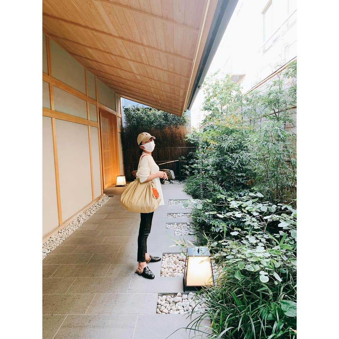 坂田陽子さんのインスタグラム写真 - (坂田陽子Instagram)「本日18時から #レザーシュパット　 QVCにて生放送でご紹介させて頂きます😆 ・ 旅行や温泉にも♨️ お仕事帰りのお買い物にも。 ワンコのお散歩にも🐕‍🦺 ・ バッグのお供に😆 サッと取り出して パッと広げて 荷物も入れやすい。 使い終わったらシュパッと畳んでくるくる、パチンであっという間に元通りコンパクト。 レザー使いでオシャレな #レザーシュパット 肩がけできるから便利で様々なシーンで使えます😆😆！ ・ #みてね」5月8日 17時29分 - yokosakata