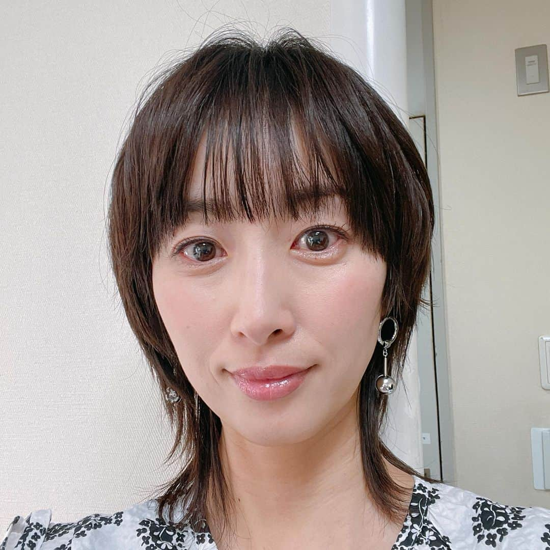 坂下千里子さんのインスタグラム写真 - (坂下千里子Instagram)「皆さま土曜日いかがお過ごしでしょうか？. 今年もベストマザー賞逃しましたが、今日も子供の習い事送り迎えに励んでいます。夜ご飯は、このままだと伝家の宝刀カレーになります。娘は、カレーに飽きています。何を作ったらベストマザーなんだろ😂」5月8日 17時59分 - chiriko_sakashita_official