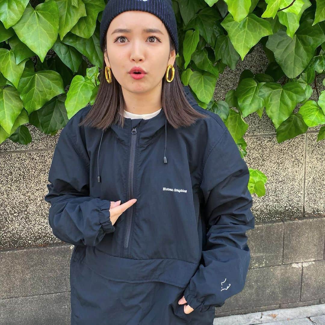 富久美玲のインスタグラム：「_ . 🆕 ｢これ、めっちゃ良いからね｣の顔w . カッパレベルに撥水して折り畳んで 持ち運び出来る有能なアノラック✨ . 2ヶ月前とかのだけど最近よく着る！ これから梅雨の時期にもなるし サラッと上から着れたりして良き🐶 . @human_graphics  ▷Mサイズ .  #私服#身長152cm#mireistylecode#ootd#アノラック#humangraphics」