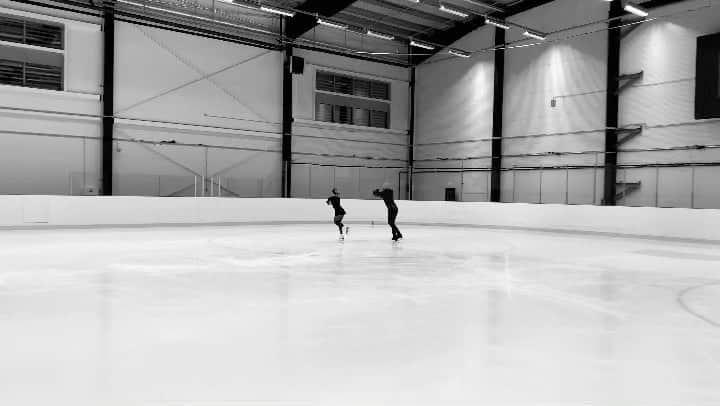 ニコライ・モロシュキンのインスタグラム：「Improvisation to the music of the great composer Ezio Bosso “Landfall, We Unfold” #choreography #eziobosso #figureskating」