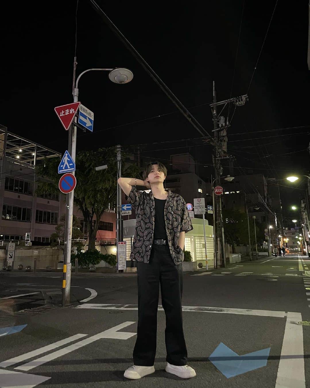 亮のインスタグラム：「何でいっつも顔あげてるんですかって質問にずっと考えてたけど完全に癖です。」