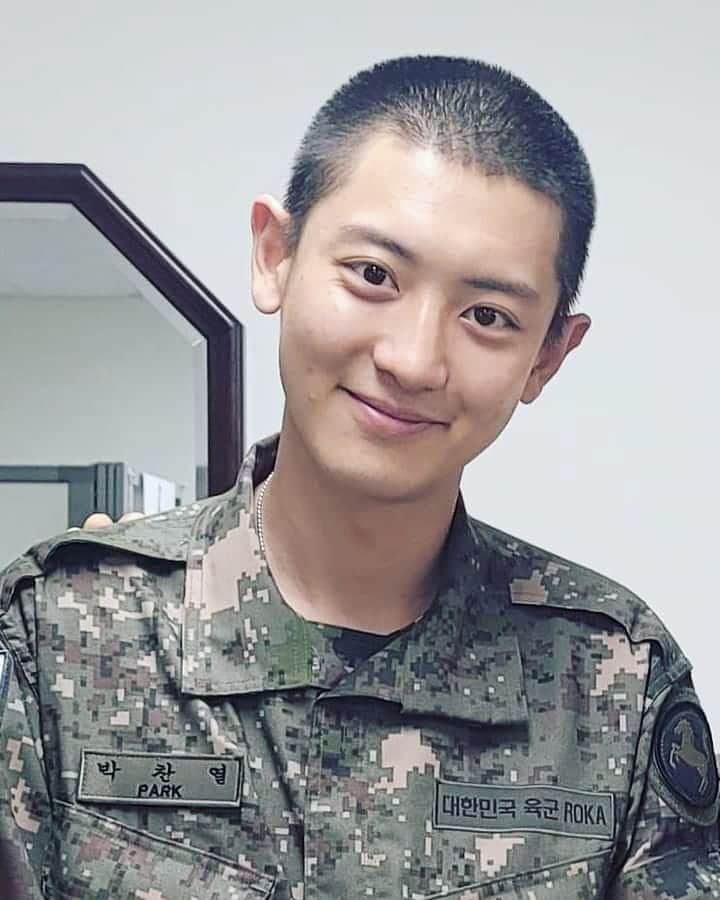 スホのインスタグラム：「Our SOLDIER #CHANYEOL Update! That bareface tho 💖 #exo #weareoneexo #chanyeol」