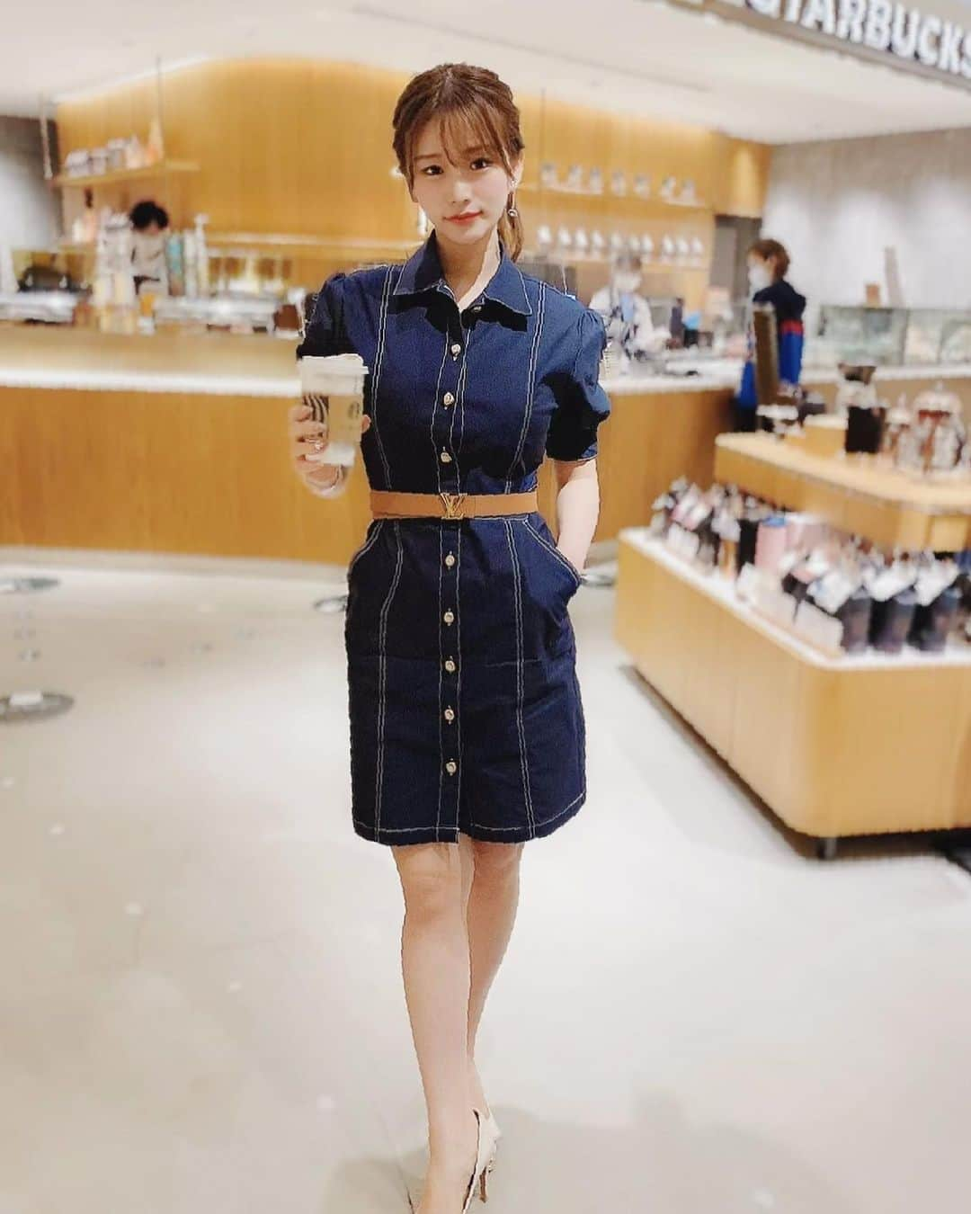 嬉野ゆみさんのインスタグラム写真 - (嬉野ゆみInstagram)「* * Hi! Would you like some coffee? ☕️🌿😘This is a Starbucks reserve store. * * 初夏を感じるデニムワンピ🌻💗 @michellmacaron_official  ちょっぴり大人カジュアルだから、お仕事コーデにしてみました♫ * * 普段はあんまり選ばないファッション。似合ってるかなあ？💭😉ドキドキ💓 * * * * * #ポニーテール #ポニーテール女子  #デニムワンピース #カジュアルコーデ #デニムワンピ #大人可愛い  #michellmacaron #ミシェルマカロン」5月8日 20時08分 - ureshino_chan