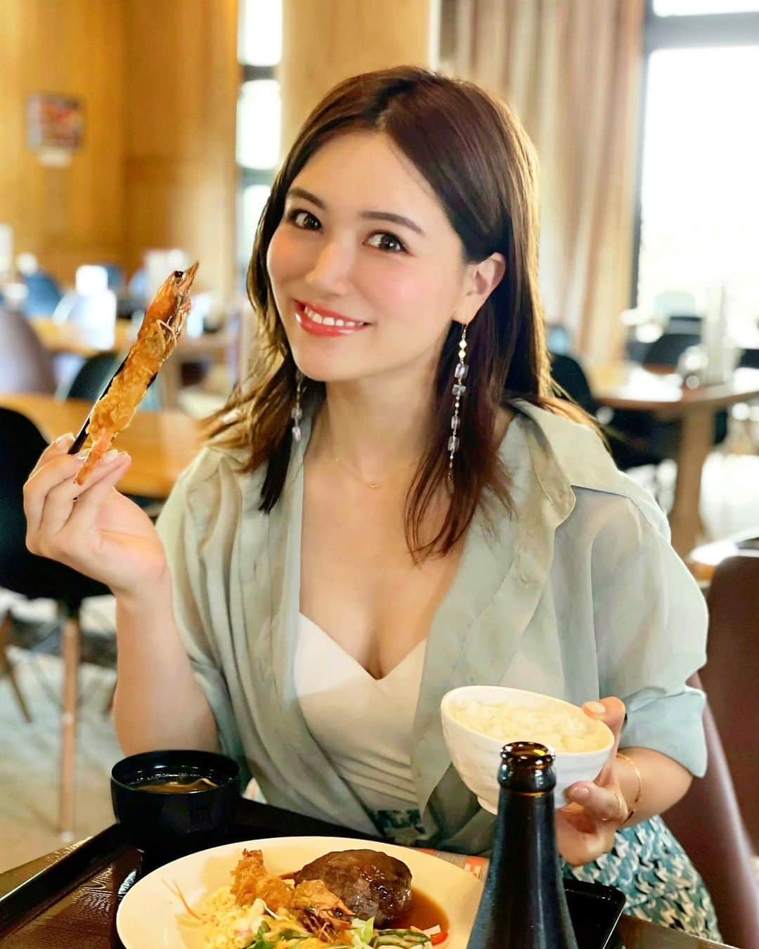 石井里奈さんのインスタグラム写真 - (石井里奈Instagram)「こんばんは✨ . 今夜は里奈ログ@竹富島編🌺 . 今回の竹富島は3時間滞在！ だったのでレンタサイクルしてまずは昼食休憩！🐟💕 . 竹富島産の車海老フライが有名なかにふさんへ✨ 車海老フライセットが売り切れだったので、石垣牛ハンバーグと車海老フライセットにしました✌️欲張りセット❤笑 . さすが名店！全部美味しいー！ 何より定食が嬉しい🧡 営業だった時はランチで急いで定食食べてたので、ゆっくり定食を楽しめてそれがまた嬉しかったー😘 . そして結構量あったけど、見事に完食！おかげで竹富島を自転車で撮影込みで一周まわることができました🚲 . 今度両親も連れてきたいなー🏝 そして先程フォロワーさんが19万人になりました！いつも応援してくださるみなさんのおかげです❤ いつもありがとうございます🥰🥰 また更新しますね💕 . #竹富島 #りなまるグルメ #竹富島観光 #竹富島グルメ #沖縄グルメ #車海老 #エビフライ #海老 #shrimp #沖縄観光 #沖縄ランチ #定食 #揚げ物 #石垣牛 #ハンバーグ #beef #beefsteak #海老フライ #taketomiisland #taketomi #沖縄グルメ #沖縄料理 #グルメ旅 #グルメ旅行 #タビジョ #サイクリング #自転車　#cycling #水牛 #お昼ごはん #お昼ごはん記録」5月8日 20時28分 - ri7tin1025