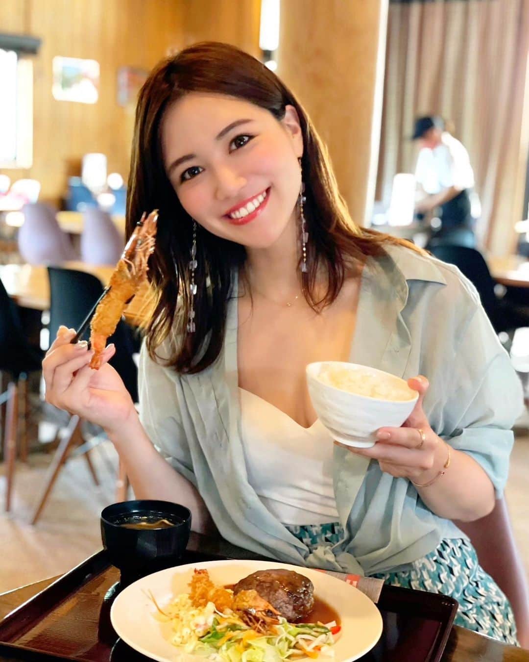 石井里奈さんのインスタグラム写真 - (石井里奈Instagram)「こんばんは✨ . 今夜は里奈ログ@竹富島編🌺 . 今回の竹富島は3時間滞在！ だったのでレンタサイクルしてまずは昼食休憩！🐟💕 . 竹富島産の車海老フライが有名なかにふさんへ✨ 車海老フライセットが売り切れだったので、石垣牛ハンバーグと車海老フライセットにしました✌️欲張りセット❤笑 . さすが名店！全部美味しいー！ 何より定食が嬉しい🧡 営業だった時はランチで急いで定食食べてたので、ゆっくり定食を楽しめてそれがまた嬉しかったー😘 . そして結構量あったけど、見事に完食！おかげで竹富島を自転車で撮影込みで一周まわることができました🚲 . 今度両親も連れてきたいなー🏝 そして先程フォロワーさんが19万人になりました！いつも応援してくださるみなさんのおかげです❤ いつもありがとうございます🥰🥰 また更新しますね💕 . #竹富島 #りなまるグルメ #竹富島観光 #竹富島グルメ #沖縄グルメ #車海老 #エビフライ #海老 #shrimp #沖縄観光 #沖縄ランチ #定食 #揚げ物 #石垣牛 #ハンバーグ #beef #beefsteak #海老フライ #taketomiisland #taketomi #沖縄グルメ #沖縄料理 #グルメ旅 #グルメ旅行 #タビジョ #サイクリング #自転車　#cycling #水牛 #お昼ごはん #お昼ごはん記録」5月8日 20時28分 - ri7tin1025