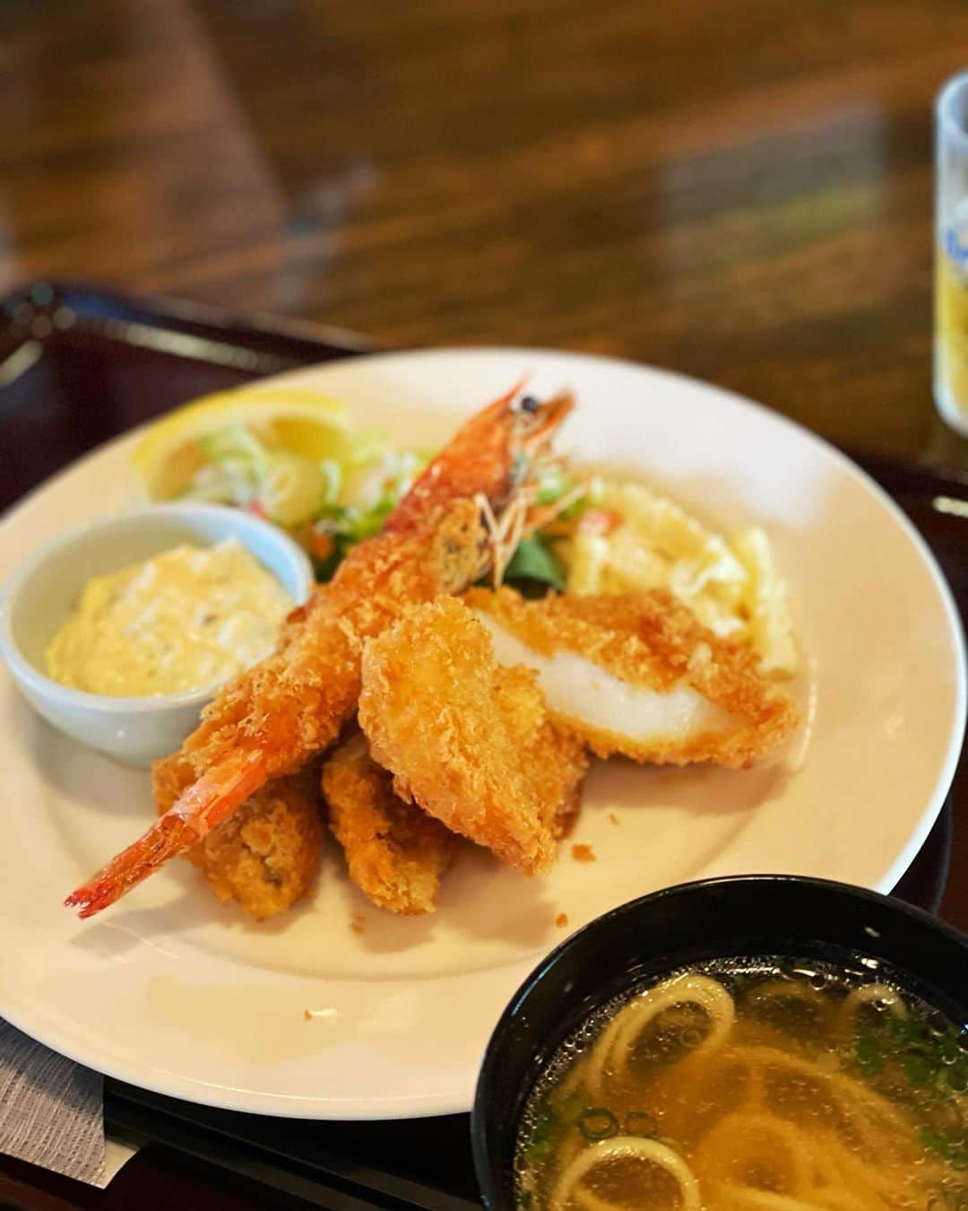 石井里奈さんのインスタグラム写真 - (石井里奈Instagram)「こんばんは✨ . 今夜は里奈ログ@竹富島編🌺 . 今回の竹富島は3時間滞在！ だったのでレンタサイクルしてまずは昼食休憩！🐟💕 . 竹富島産の車海老フライが有名なかにふさんへ✨ 車海老フライセットが売り切れだったので、石垣牛ハンバーグと車海老フライセットにしました✌️欲張りセット❤笑 . さすが名店！全部美味しいー！ 何より定食が嬉しい🧡 営業だった時はランチで急いで定食食べてたので、ゆっくり定食を楽しめてそれがまた嬉しかったー😘 . そして結構量あったけど、見事に完食！おかげで竹富島を自転車で撮影込みで一周まわることができました🚲 . 今度両親も連れてきたいなー🏝 そして先程フォロワーさんが19万人になりました！いつも応援してくださるみなさんのおかげです❤ いつもありがとうございます🥰🥰 また更新しますね💕 . #竹富島 #りなまるグルメ #竹富島観光 #竹富島グルメ #沖縄グルメ #車海老 #エビフライ #海老 #shrimp #沖縄観光 #沖縄ランチ #定食 #揚げ物 #石垣牛 #ハンバーグ #beef #beefsteak #海老フライ #taketomiisland #taketomi #沖縄グルメ #沖縄料理 #グルメ旅 #グルメ旅行 #タビジョ #サイクリング #自転車　#cycling #水牛 #お昼ごはん #お昼ごはん記録」5月8日 20時28分 - ri7tin1025