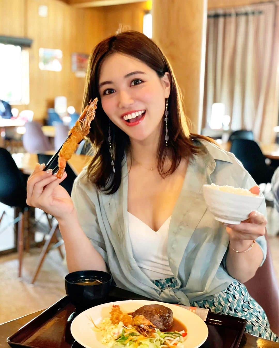 石井里奈さんのインスタグラム写真 - (石井里奈Instagram)「こんばんは✨ . 今夜は里奈ログ@竹富島編🌺 . 今回の竹富島は3時間滞在！ だったのでレンタサイクルしてまずは昼食休憩！🐟💕 . 竹富島産の車海老フライが有名なかにふさんへ✨ 車海老フライセットが売り切れだったので、石垣牛ハンバーグと車海老フライセットにしました✌️欲張りセット❤笑 . さすが名店！全部美味しいー！ 何より定食が嬉しい🧡 営業だった時はランチで急いで定食食べてたので、ゆっくり定食を楽しめてそれがまた嬉しかったー😘 . そして結構量あったけど、見事に完食！おかげで竹富島を自転車で撮影込みで一周まわることができました🚲 . 今度両親も連れてきたいなー🏝 そして先程フォロワーさんが19万人になりました！いつも応援してくださるみなさんのおかげです❤ いつもありがとうございます🥰🥰 また更新しますね💕 . #竹富島 #りなまるグルメ #竹富島観光 #竹富島グルメ #沖縄グルメ #車海老 #エビフライ #海老 #shrimp #沖縄観光 #沖縄ランチ #定食 #揚げ物 #石垣牛 #ハンバーグ #beef #beefsteak #海老フライ #taketomiisland #taketomi #沖縄グルメ #沖縄料理 #グルメ旅 #グルメ旅行 #タビジョ #サイクリング #自転車　#cycling #水牛 #お昼ごはん #お昼ごはん記録」5月8日 20時28分 - ri7tin1025