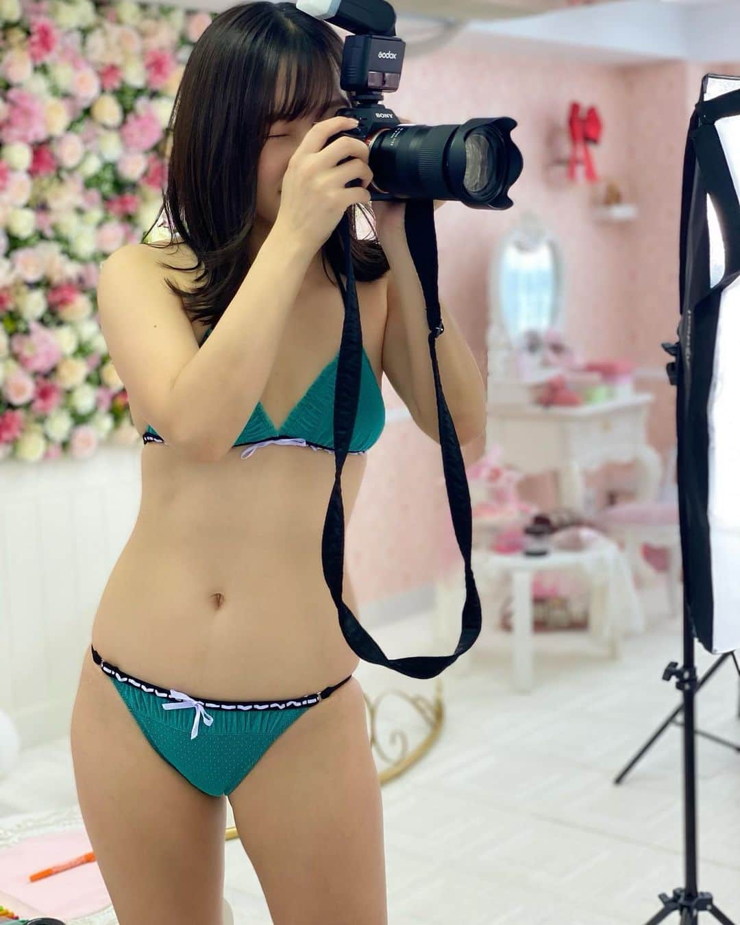 西永彩奈さんのインスタグラム写真 - (西永彩奈Instagram)「海パンカメラマン… ではなくビキニカメラマン🤣笑  #あとで消す 笑」5月8日 20時37分 - nishinagaayana