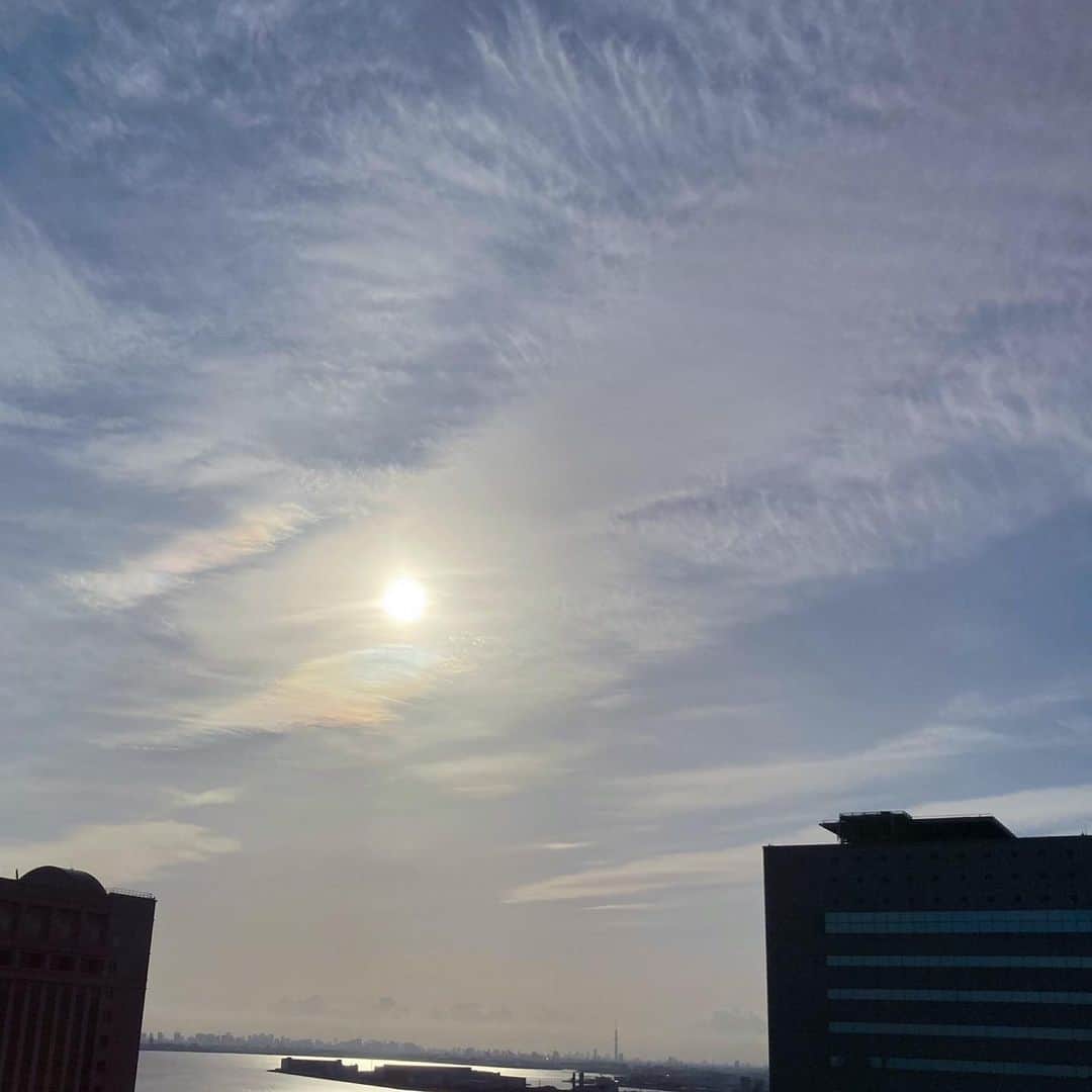 山岸愛梨さんのインスタグラム写真 - (山岸愛梨Instagram)「彩雲見えないかなぁと、ぱちぱち写真を撮った日の空。 よく見たら、太陽の下のところが色付いてる？🙂🌈もっと空を見る時間を増やしたいなぁ。  #空　#23階の窓　#狙って撮影できるようになりたい」5月8日 20時38分 - airi_yamagishi