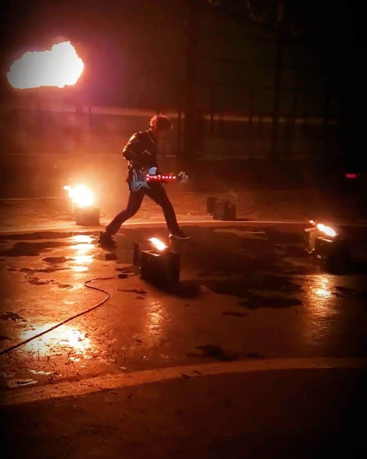 HIROのインスタグラム：「『陽炎』MV撮影現場にて📸風で火柱がギリギリまで流れてきて暑かった🔥  けど全照明消して、暗闇で炎を使ったシーン提案したけどこんなに良きとは😎  もうみんな見て聞いてくれましたか？🤔  カメラマンさんの｢かっこいい｣が入ってる🤣  #撮影 #mv」