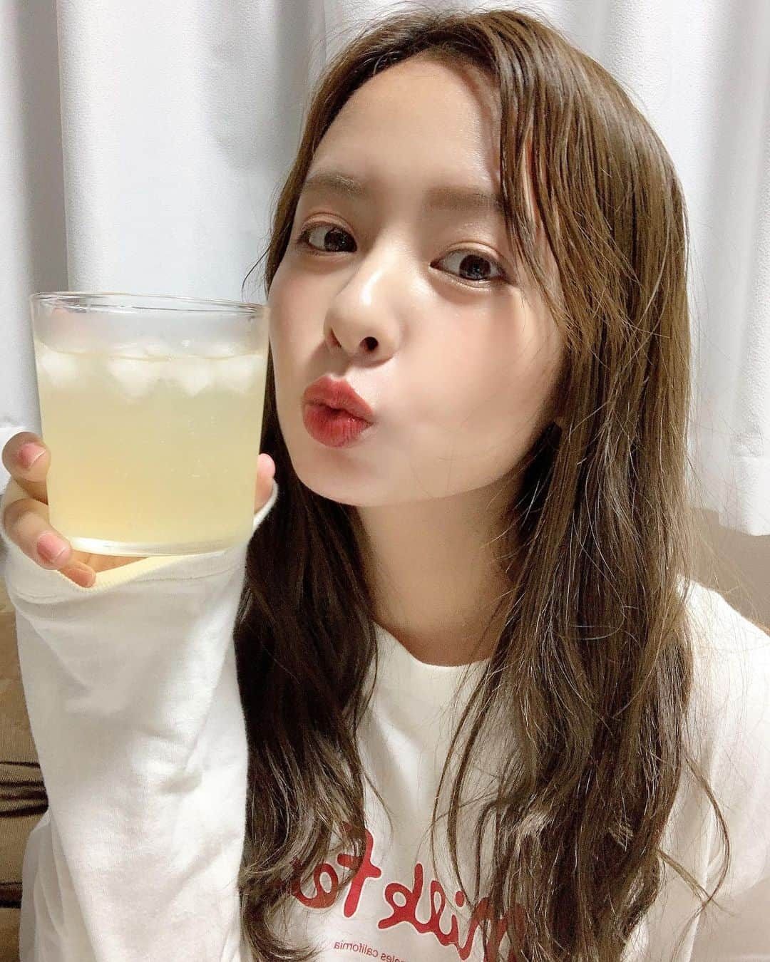 山田菜々さんのインスタグラム写真 - (山田菜々Instagram)「#PR ...............  普段から好きで飲んでる美酢（ミチョ）♡ @micho.jp_official 一緒手軽にビューティーチャージしませんか〜☺️♡  お酢は健康に繋がると思ってお料理をするようになって、だんだん好きになりました☺︎美酢は炭酸水で割るのが好きで美味しく飲めるのがなにより好きなところ...！  100%の果実発酵のお酢から作られてて、他にもお水とか牛乳でも美味しいらしいので今度試してみます🥛  #美酢 #ビューティーチャージ #ミチョ #ビューティービネガー #果実酢 #フルーツ酢」5月8日 21時01分 - tannana.yamada