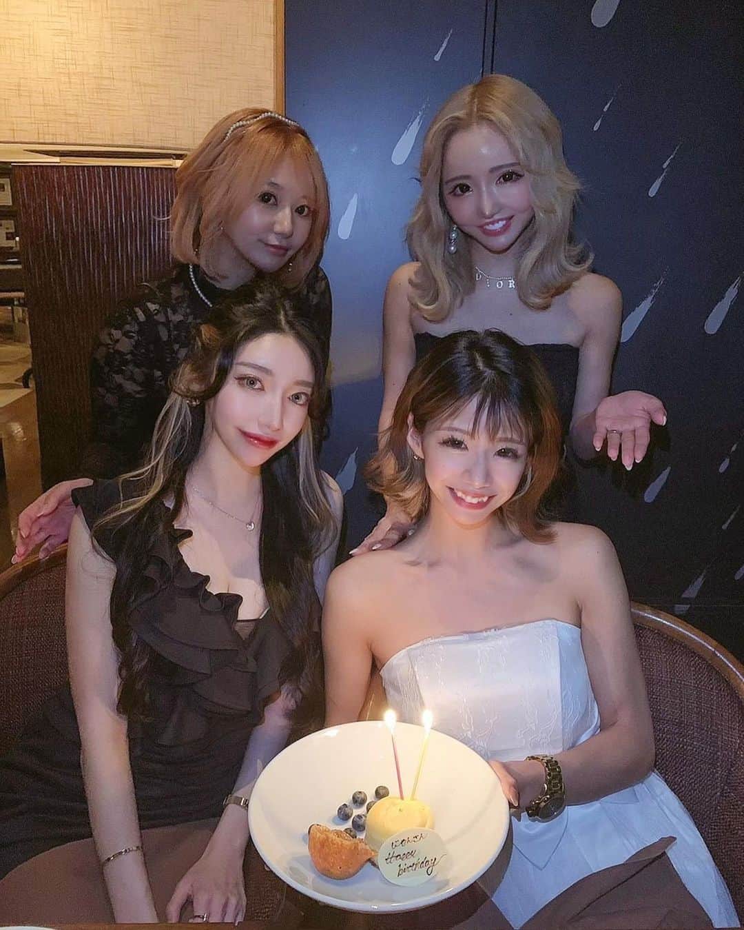 ?????さんのインスタグラム写真 - (?????Instagram)「. ♡ᵕ̈*♥ ℋᵅᵖᵖᵞ ℬⁱʳᵗᑋᵈᵃᵞ ♥⑅¨̮♡︎  にゃんさんのBDはハイアットのお部屋でお祝い🍾🥂 ルームサービスのフリしてあたしとりえりえ突撃したらにゃんさん泣いちゃって可愛かった🤣💖 . 持って行ったシャンパンが毒々しい紫であたしが調合したと思われて笑った🧙‍♀️ 海賊みたいな飲み方のにゃんさんは瓶ごと乾杯していたのでした🏴‍☠️  夜はドレスアップしてハイアットのレストランでご飯食べたんだけど美味しすぎて普通にまた行きたい笑  改めてにゃんころ丸お誕生日おめでとう🎂♡ Happyで健やかな1年にしてね🌈♡ . . #Birthday #friendsbirthday #girlsparty #grandhyatttokyo #dressup」5月8日 21時13分 - julia__0917