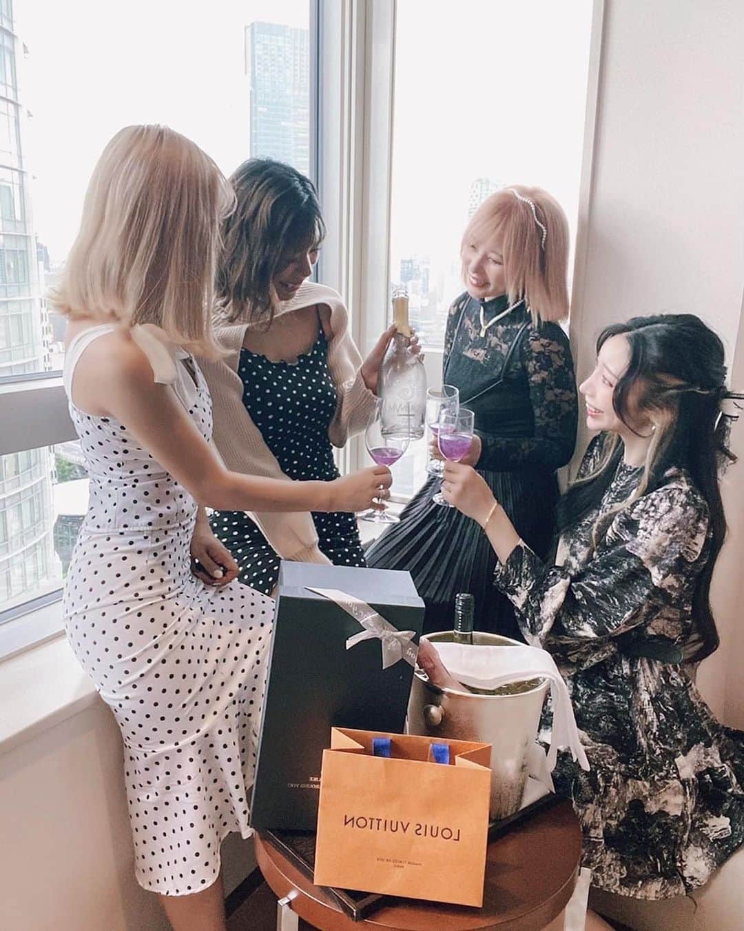 のインスタグラム：「. ♡ᵕ̈*♥ ℋᵅᵖᵖᵞ ℬⁱʳᵗᑋᵈᵃᵞ ♥⑅¨̮♡︎  にゃんさんのBDはハイアットのお部屋でお祝い🍾🥂 ルームサービスのフリしてあたしとりえりえ突撃したらにゃんさん泣いちゃって可愛かった🤣💖 . 持って行ったシャンパンが毒々しい紫であたしが調合したと思われて笑った🧙‍♀️ 海賊みたいな飲み方のにゃんさんは瓶ごと乾杯していたのでした🏴‍☠️  夜はドレスアップしてハイアットのレストランでご飯食べたんだけど美味しすぎて普通にまた行きたい笑  改めてにゃんころ丸お誕生日おめでとう🎂♡ Happyで健やかな1年にしてね🌈♡ . . #Birthday #friendsbirthday #girlsparty #grandhyatttokyo #dressup」