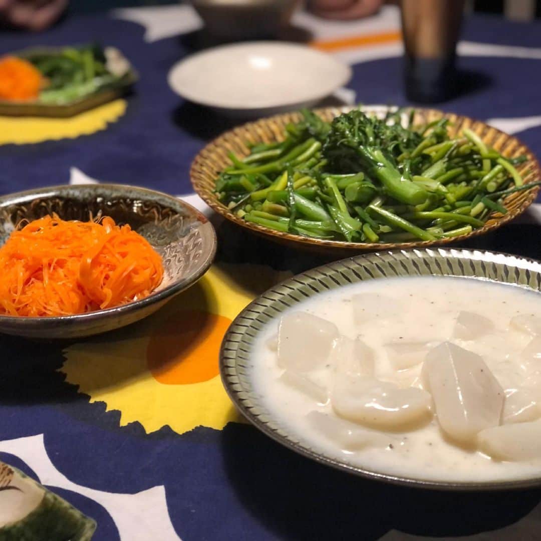三浦瑠麗さんのインスタグラム写真 - (三浦瑠麗Instagram)「夕暮れ。きれいな空。 晩ごはんは野菜づくし。 ニンニクの芽とスティックブロッコリーと蕪の葉の中華炒め、キャロットラペ、蕪のミルク煮。これにしらすとちょこっとネギトロでごはん。」5月8日 21時08分 - lullymiura
