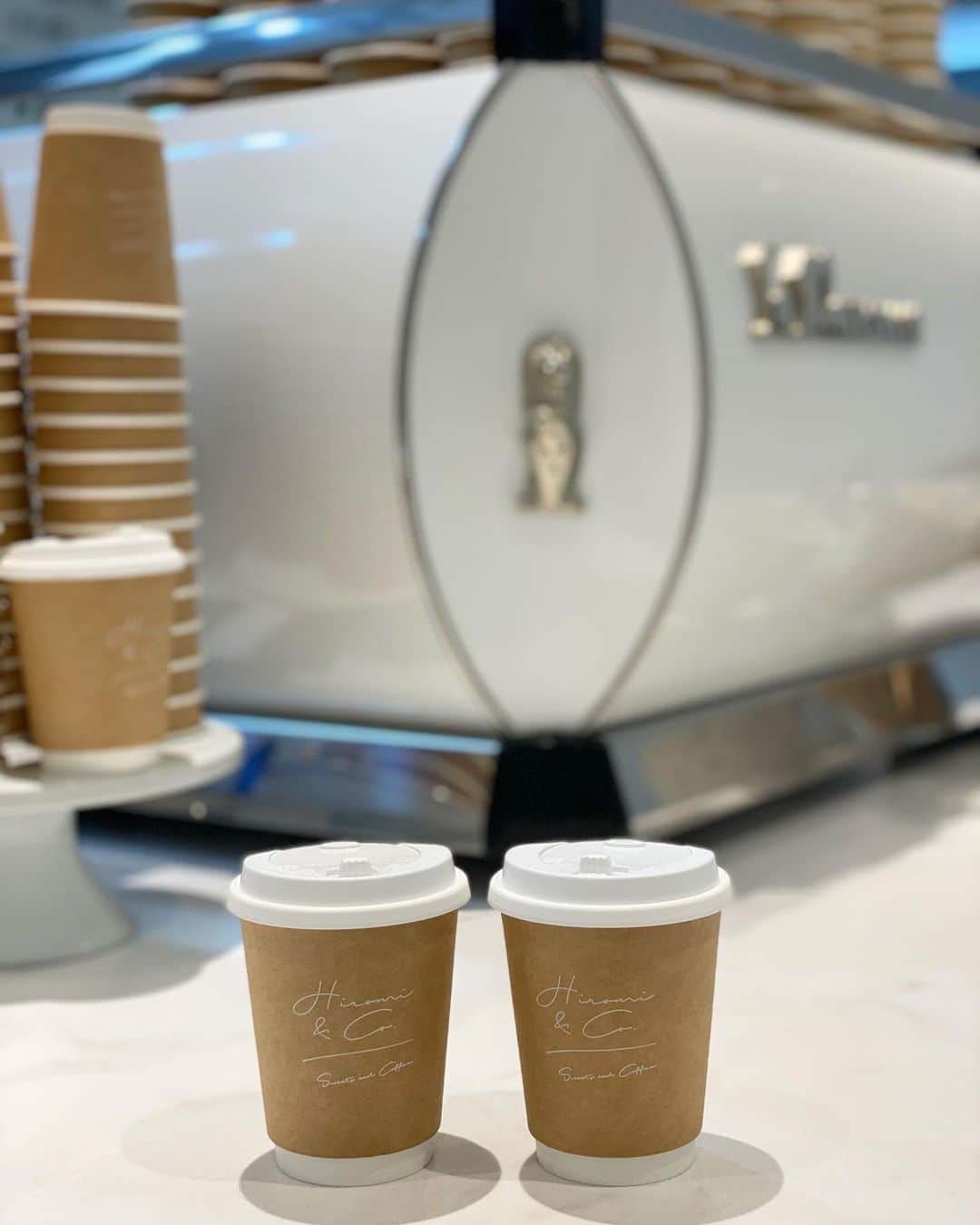Isakoさんのインスタグラム写真 - (IsakoInstagram)「Chloeコーデ🤍 　 クロエっぽいフェミニンカジュアルなコーディネートをした日💐💐 　 トート&サンダル @chloe 🛍👡 ワンピース&ベルト @micoameriofficial 👗 　  真っ白でとっても可愛いカフェを発見🤍 @hiromi_and_co さん🧁 外観も内観もとってもおしゃれでかわいくて、店員さんも優しくて絶対にまたお邪魔したいカフェです🥰 　 　 　 #Chloe#chloé#クロエ#chloebag#フェミニンコーデ#フェミニン#カジュアル#トートバッグ#トートバック#サンダル#woody#chloewoody#真っ白#可愛いカフェ#東京カフェ巡り#micoameri#ミコアメリ」5月8日 21時18分 - ichaaako