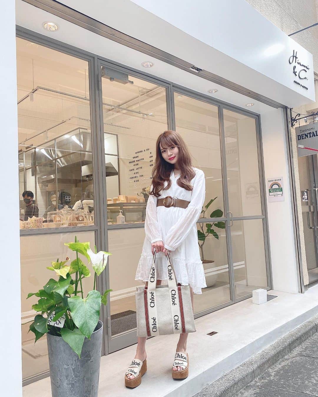 Isakoさんのインスタグラム写真 - (IsakoInstagram)「Chloeコーデ🤍 　 クロエっぽいフェミニンカジュアルなコーディネートをした日💐💐 　 トート&サンダル @chloe 🛍👡 ワンピース&ベルト @micoameriofficial 👗 　  真っ白でとっても可愛いカフェを発見🤍 @hiromi_and_co さん🧁 外観も内観もとってもおしゃれでかわいくて、店員さんも優しくて絶対にまたお邪魔したいカフェです🥰 　 　 　 #Chloe#chloé#クロエ#chloebag#フェミニンコーデ#フェミニン#カジュアル#トートバッグ#トートバック#サンダル#woody#chloewoody#真っ白#可愛いカフェ#東京カフェ巡り#micoameri#ミコアメリ」5月8日 21時18分 - ichaaako