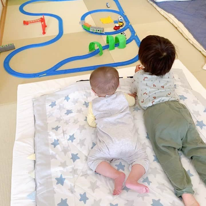 永峰絵里加のインスタグラム：「Weekend mood🚃👶🏻👦🏻 ・ 仲良くプラレール見物。 こんな平和な時間はほぼ一瞬で、最近は次男に対する長男のちょっかいのかけ方がワイルドで困る。 上に乗ったり蹴ってみたり、かと思えば首取れるわって位にぎゅーしてたり😅・ もちろん次男は力負けして号泣。 でも暫くしてまた長男が側に来ると嬉しそうにニコニコしてる。  ところで、走ってる範囲狭くない？😂🚃  ・ ・ ・ ・ #weekend #athome #brothers #brotherlove  #プラレール #プラレール大好き #兄弟 #のんびり」