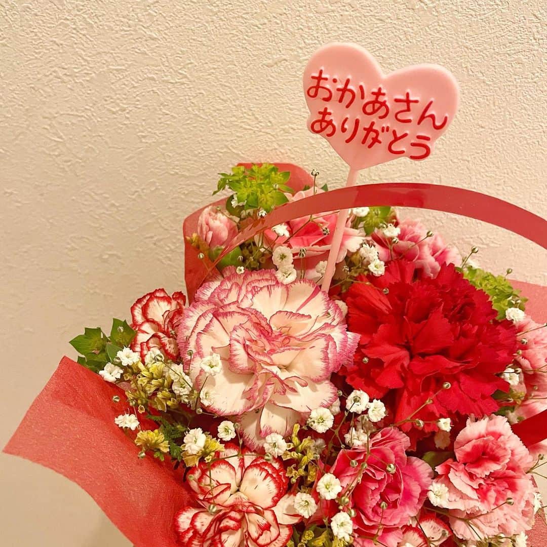 二瓶有加のインスタグラム：「. １日早いけど…💐 . #happymothersday  #母の日 #カーネーション」