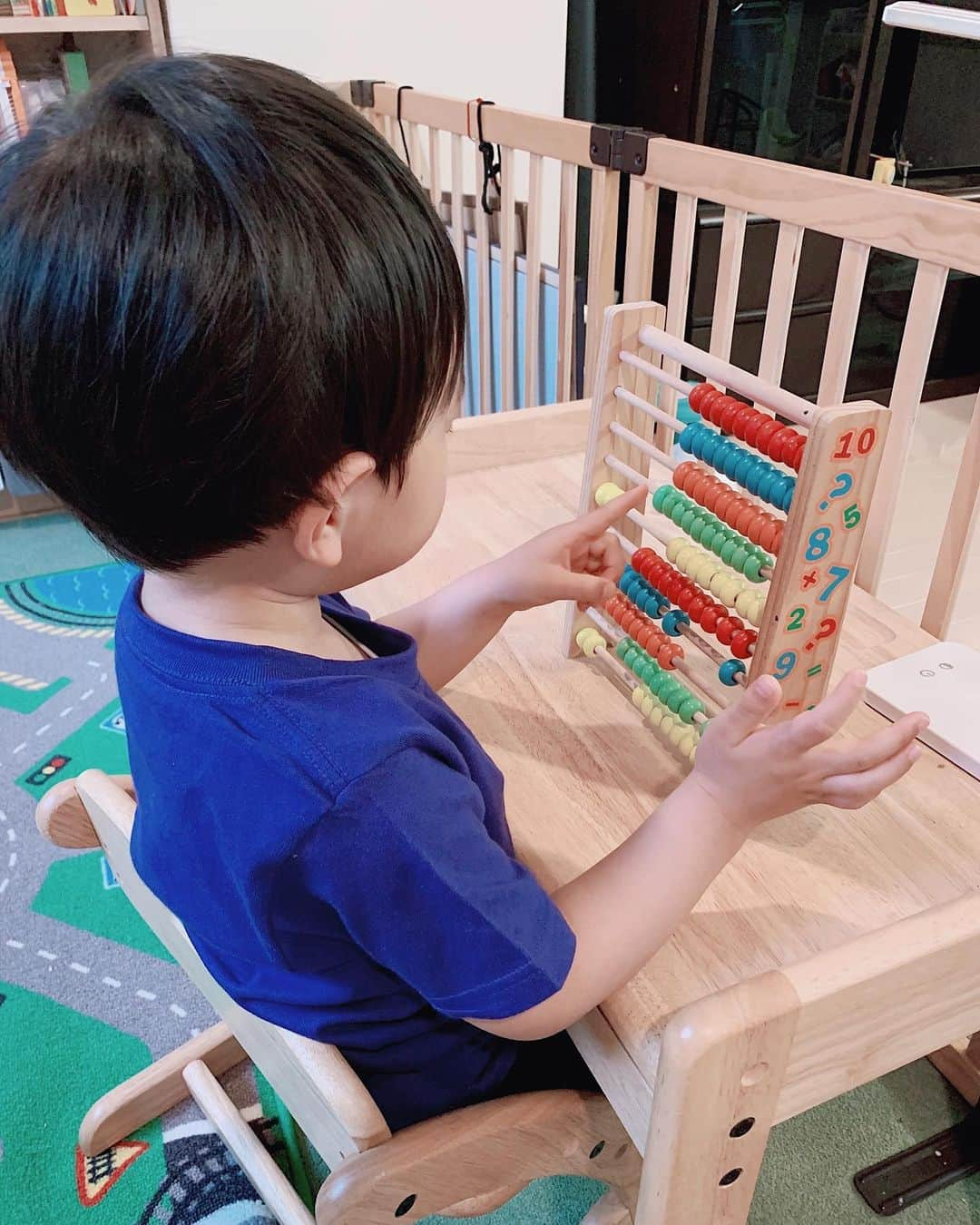 Remiさんのインスタグラム写真 - (RemiInstagram)「joined new desk in kids room🧸 我が家のキッズスペースに勉強机を導入！ 👦🏻は張り切って毎日机に向かってお勉強を楽しんでいます📖 ついこの前まで赤ちゃんだったのに、成長したなぁ🥺✨  子供達はこれから自立して手を離れていくけど、親として、一人一人にどんな環境を作るのが最善なのか最近よく考えるようになりました🌿 スクールや習い事も色々あるけど、本人が楽しめて自信につながる趣味や特技を見つけられるといいな✊✨ 3歳からの習い事について先輩ママさんの意見も聞いてみたいです🙋🏼‍♀️💓  #キッズスペース #子供部屋 #初めての勉強机 #年少クラス #3歳男の子 #3歳習い事」5月8日 21時42分 - remi_912