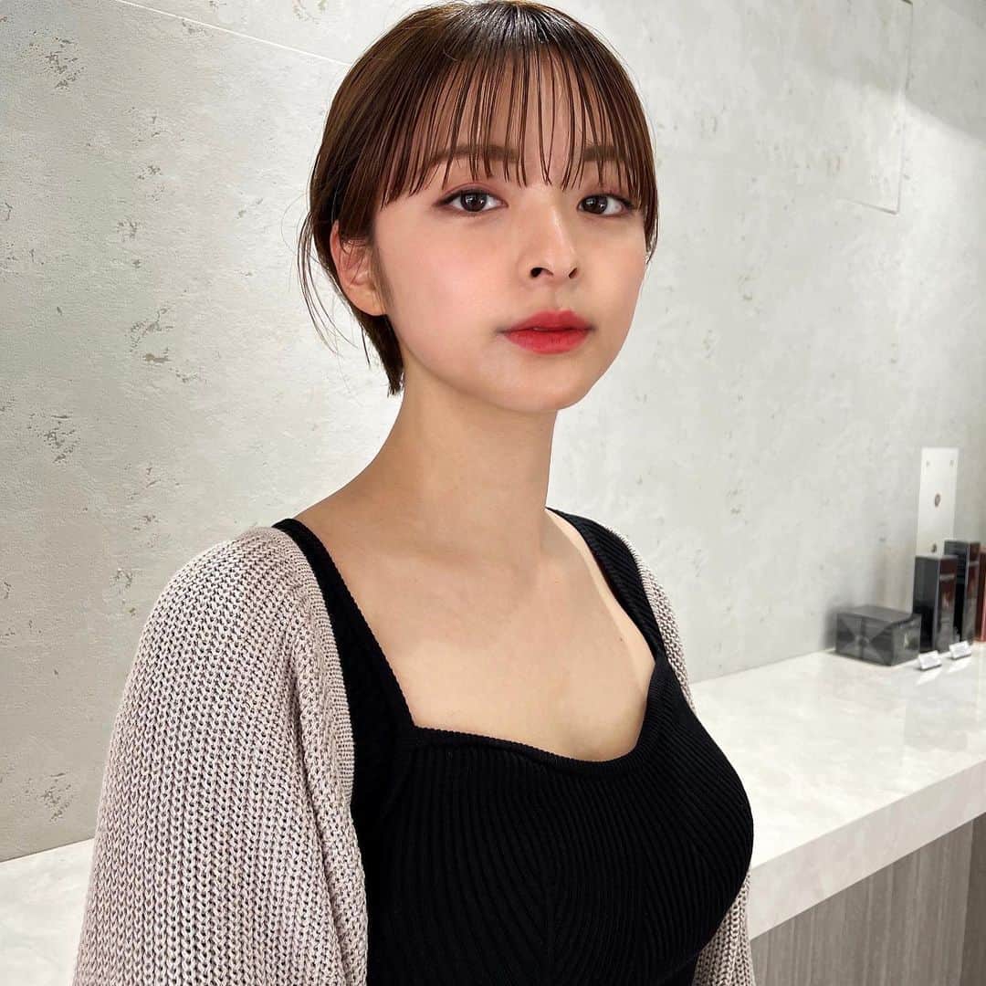 かおりのインスタグラム：「・ ・  髪切ってさっぱりした〜☺️！  #マッシュショート　 #シースルーバング」