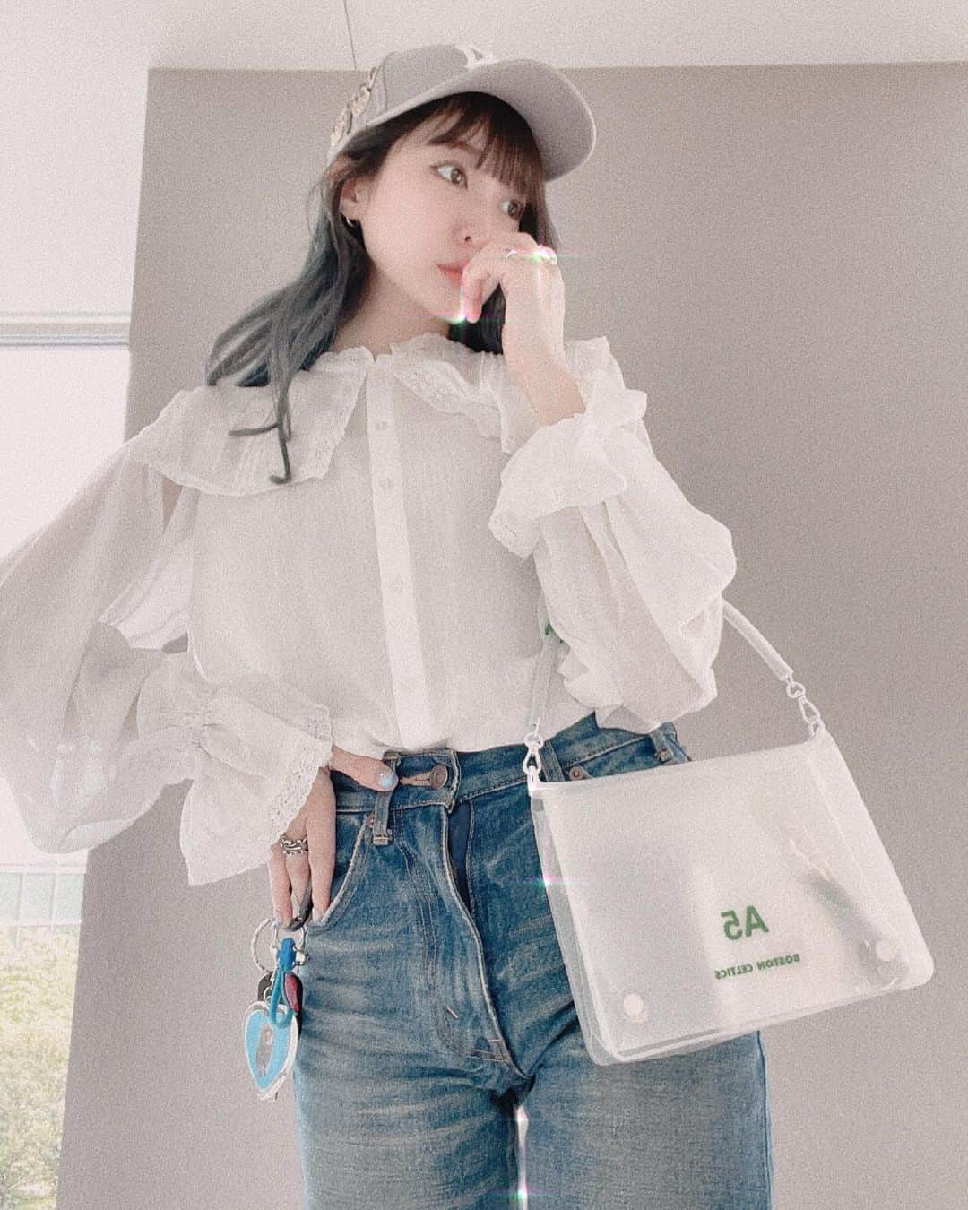 吉田菫さんのインスタグラム写真 - (吉田菫Instagram)「🕊 ここ最近みんなのメッセージに助けられています🥲✨ 本当にいつもありがとう！ 直接の伝えられる機会も少ないけど 感謝の気持ちが溢れているよ🥳  JAPAN JAMの日のみんなのメッセージとか　 ポピパちゃんからのエールにも涙が😭😭😭 まさにNO GIRL NO CRY、、、 本当にありがとう😭💖  またSNSちゃんと更新していくね♡  髪の毛の青がすっかり抜けちゃった🥲🤣染めたい！ネイルもしたい！マツパもしたいな〜！！  今日はtiktokに弾き語りあげたよ🎸 . #NGNC #ポピサイ　#すぅ服　#すち女子」5月8日 22時02分 - sumiredooon1228