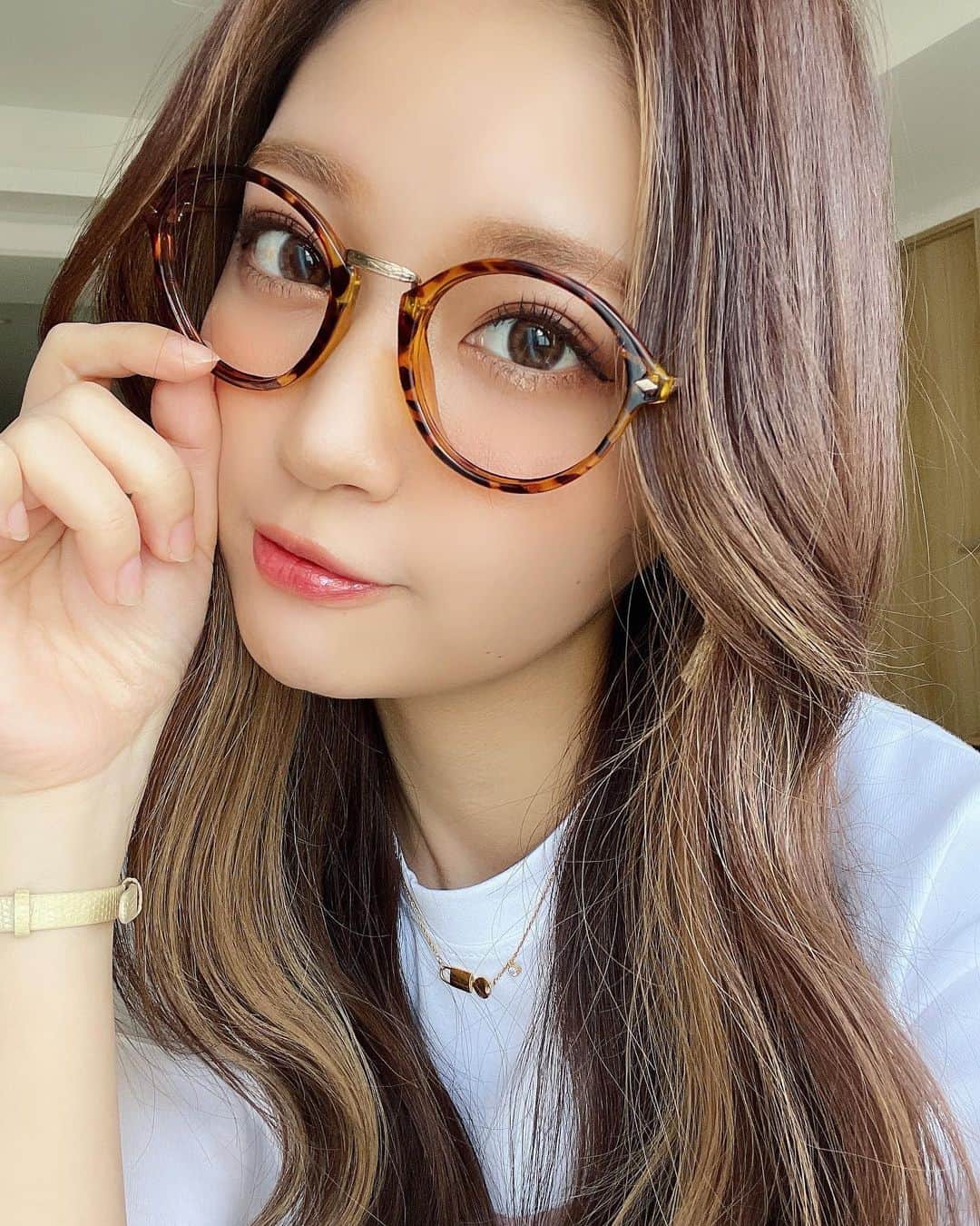 いっちゃん/嶋津 いつみのインスタグラム：「. . 前髪伸ばしだしてから 伊達メガネが似合わなくなった🙃💨 . . . お残念👉🏻👈🏻 . . . また前髪つくろーか…🤔 . . . . みんなは前髪あった時いっちゃんと いまの前髪なしいっちゃんどっちが お好き？？💓 . . . . #いっちゃん  #フリーモデル  #いっちゃんコーデ #ブライダルモデル #アレンジモデル #ヘアカラー  #ヘアアレンジ #くしゃ顔  #フリーモデル #ドレスモデル #ダイエット  #치맥  #좋아요환영 #소통환영 #팔로우환영  #팔로미 #인친환영 #친구해요 #셀카 #셀피」
