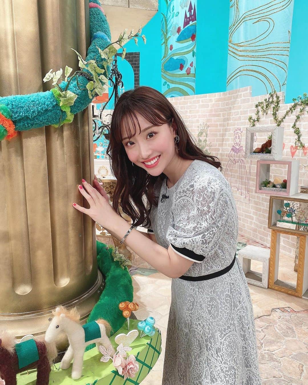 のインスタグラム：「ㅤㅤㅤㅤㅤㅤㅤㅤㅤㅤㅤㅤㅤ ㅤㅤㅤㅤㅤㅤㅤㅤㅤㅤㅤㅤㅤ ㅤㅤㅤㅤㅤㅤㅤㅤㅤㅤㅤㅤㅤ 今夜は、馬好王国に出演してます🐇🤍 (フジテレビ系、25:45〜) NHKマイルカップの予想対決です！ 果たして当たるのでしょうか…！わくわく☺️💓 ぜひご覧ください(。・ω・。)🌸 ㅤㅤㅤㅤㅤㅤㅤㅤㅤㅤㅤㅤㅤ ㅤㅤㅤㅤㅤㅤㅤㅤㅤㅤㅤㅤㅤ 可愛いアクセサリーつけてもらって ネイルともぴったりだったので嬉しい〜🌹❤️ ㅤㅤㅤㅤㅤㅤㅤㅤㅤㅤㅤㅤㅤ  👗ワンピース、アクセサリー (@lanvin_en_bleu_womens) 👠靴(@randa_pic)  ㅤㅤㅤㅤㅤㅤㅤㅤㅤㅤㅤㅤㅤ ㅤㅤㅤㅤㅤㅤㅤㅤㅤㅤㅤㅤㅤ #コーデ #コーディネート #code #coordinate #ゆるゆるコーデ #ゆるゆる #デートコーデ #春 #衣装 #女子アナコーデ #女子アナ #アナウンサー #モテコーデ #ファッション #fashion #巻き髪 #ビックピアス #ootd #六本木 #春先取り #春コーデ #春コーディネート #夏先取りコーデ  #ワンピース #競馬 #UMAJO #馬女 #NHKマイルカップ #LANVINenBlue #ランバンオンブルー  ㅤㅤㅤㅤㅤㅤㅤㅤㅤㅤㅤㅤㅤ」