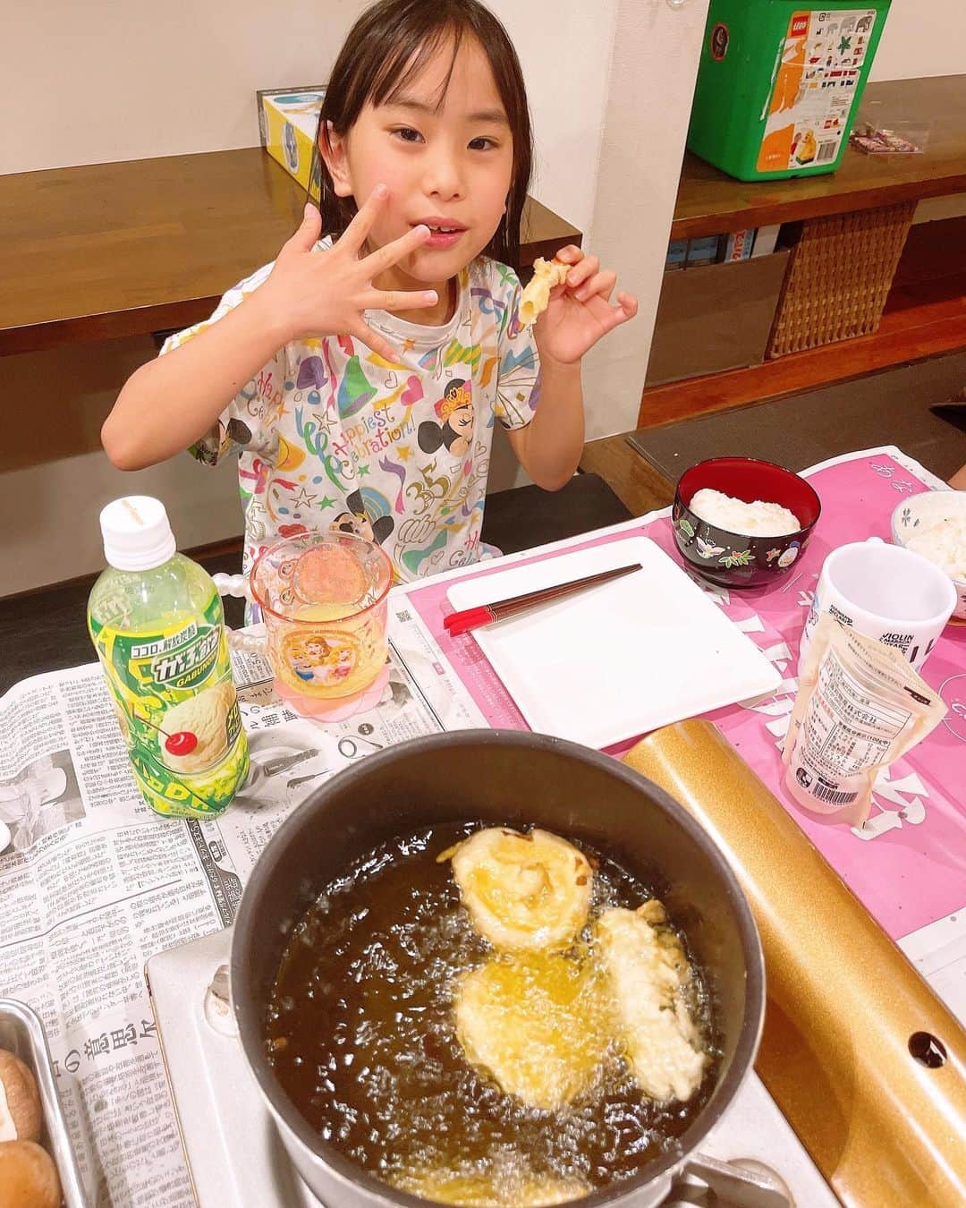 みきママさんのインスタグラム写真 - (みきママInstagram)「【7歳の誕生日パーティーをしました〜！！】  杏ちゃん、7歳になりました✨今日は近所の写真屋さんに行って、兄弟3人で記念写真を撮りました✨3歳の七五三の時と同じポーズで3人並んで撮りました✨次ははる兄の成人式の時だな。  お誕生日パーティーは、杏ちゃんの好きな海老食べ放題の天ぷらです😄😄😄  明太しそ巻き、山盛りパクチーの豚小間天ぷらが美味しかった〜🤤🤤🤤跳ねない天ぷら衣の作り方は、完食本に載っています✊  さぁ、お待ちかねのケーキ&お誕生日プレゼントです❗️  はる兄がピアノを弾いてくれました。  杏ちゃん「たい焼きが冷たすぎる。」ってさ。たい焼きは電子レンジでチンしてから食べよう👍  お誕生日プレゼントは、たまごっちです😍😍😍  杏ちゃん、7歳おめでとう❗️でも、最近、はる兄やれんくんに似て、口調が高校生になってますよ。  #みきママ　#完食本　#天ぷら　#誕生日　#パーティー」5月8日 22時09分 - mikimama_official