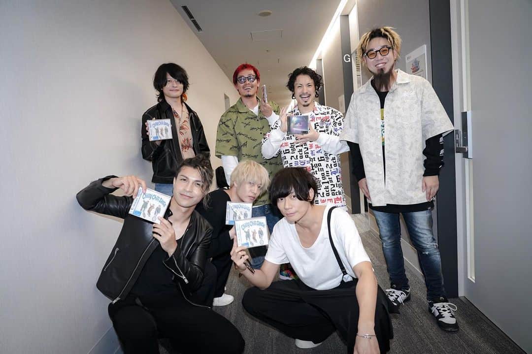 [ALEXANDROS]さんのインスタグラム写真 - ([ALEXANDROS]Instagram)「_  With these folks. Rock bands!  #wanima #mステ #閃光」5月8日 22時10分 - alexandros_official_insta