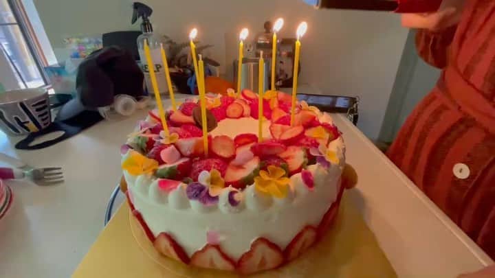 桃生亜希子のインスタグラム：「今日は、ちょっと早いけど　お家で息子の誕生日のお祝いをしました。 　ケーキは、sunny and sons @sunnyandsons の　がしちゃんケーキ🎂🍰で。✨🙏 　綺麗だな〜❤️ 　 　息子も8才になります。 　ここまでスクスクと育ってくれて、ありがとう😊✨ 　いつも息子の成長を見守ってくれているみんなも、ありがとう🌞  　Love❤️🙏✨」
