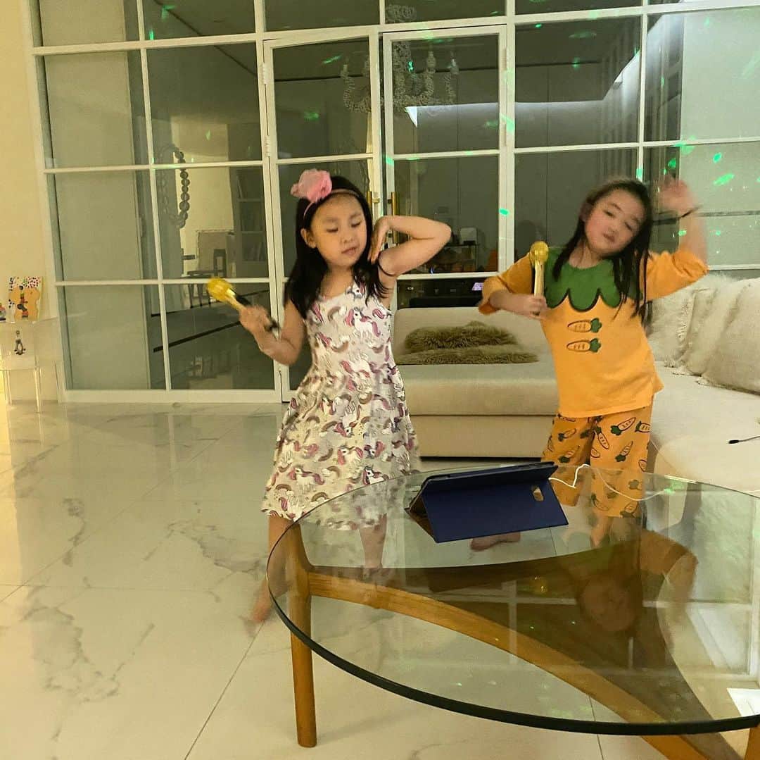 イ・ヨンウンのインスタグラム：「. 미스트롯 나가는게 꿈이란다.😆 . #둘이파트나눠가며부른다 #언제본거지 #언제배웠지」