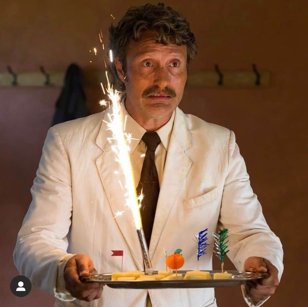 マッツ・ミケルセンさんのインスタグラム写真 - (マッツ・ミケルセンInstagram)「1.1 Million followers 🙏🎉 #menandchicken」5月9日 0時09分 - theofficialmads