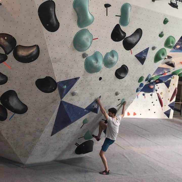 ヤン・ホイヤーのインスタグラム：「Maybe my favorite Boulder of the set! Even if @lillikiesgen wasn’t too impressed with my ascent 🔈 😂  @madrockclimbing」