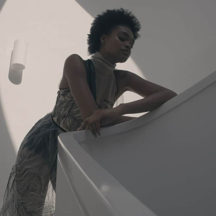 アマンダ ウェイクリーのインスタグラム：「Our gorgeous SS21 campaign film… discover the collection at amandawakeley.com   Photographer: @janlehner Styling: @cathykasterine Hair: @neilmoodie Makeup: @beasweetbeauty Model: @alisaahmann   #AW #amandawakeley #SS21」