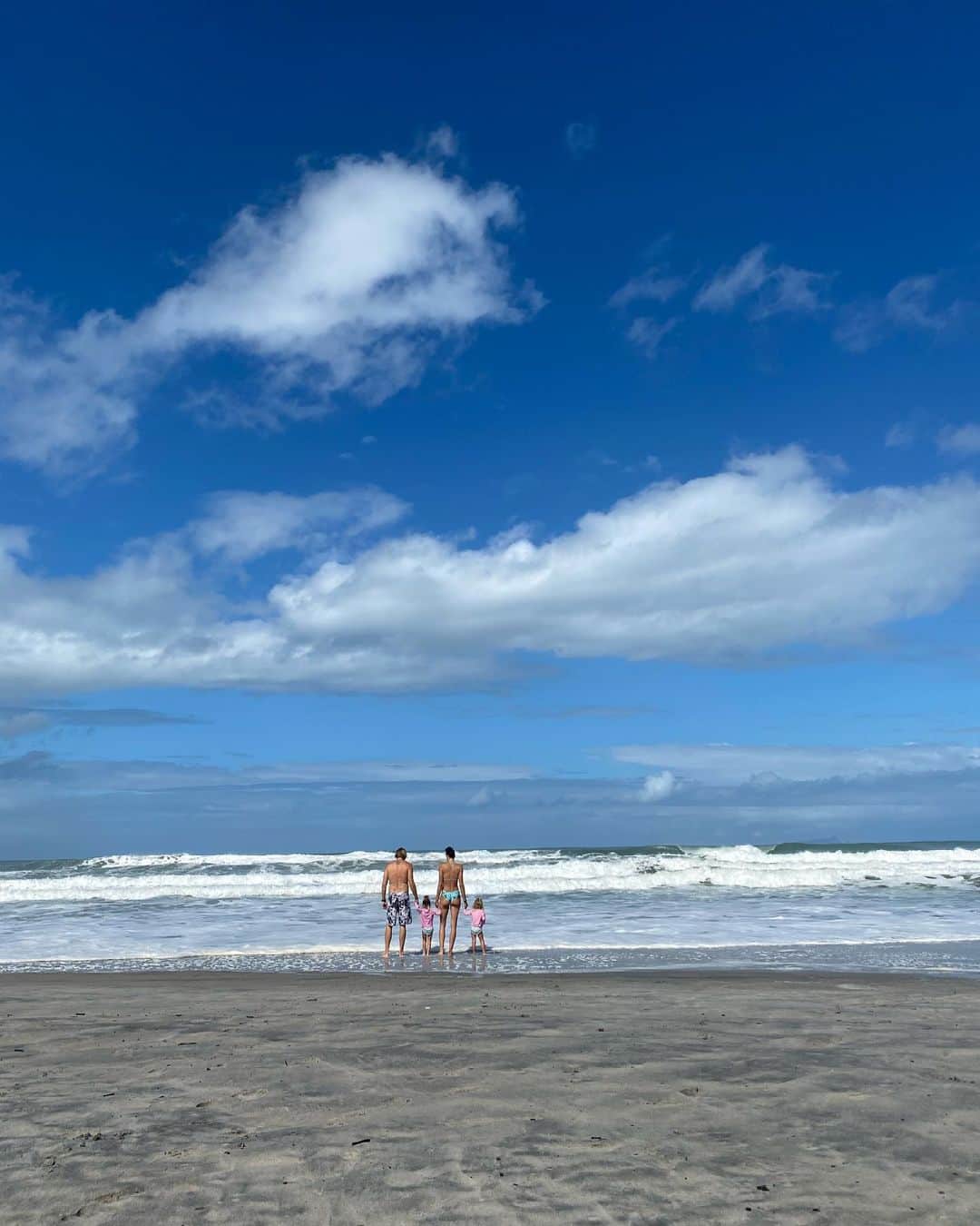 シェイラ・カストロのインスタグラム：「Previsão era de chuva!!! Pedi muito pro sol aparecer estes dois dias de descanso!!! #obrigadadeus #meulugar #myplace #minhafamilia」