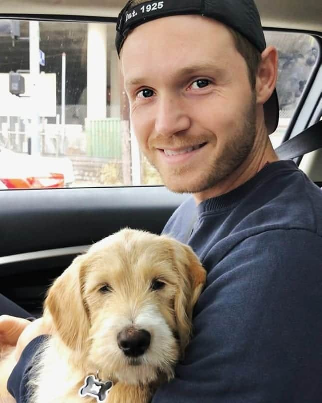 ロビー・ジャーヴィスのインスタグラム：「Once more around the sun 🌞 and this time I picked up a friend (his name is Louie)! 🐶 So grateful for everyone in my life and excited for the next year.  P.s. Contrary to what the hat says, I wasn't born in 1925! 🎂」