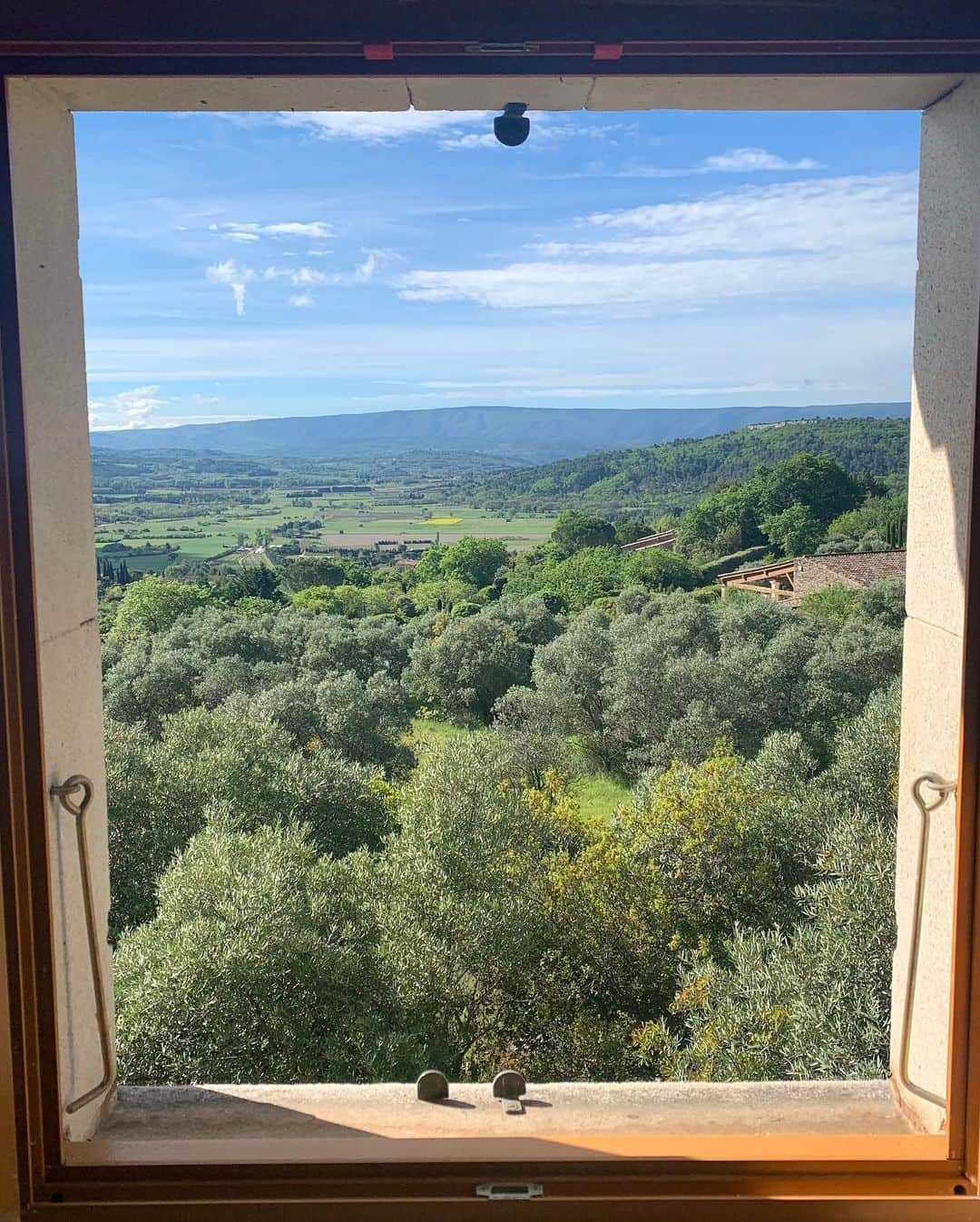 マチルダ・タントットさんのインスタグラム写真 - (マチルダ・タントットInstagram)「Yesterday I became the owner of this Mas Provençal with my twin sister. Owner of a house in my favorite region in the world, Provence, i’m the happiest girl in this world. Work will begin soon to make this villa the villa of our dreams. 🌻🫒」5月9日 2時55分 - mathildtantot