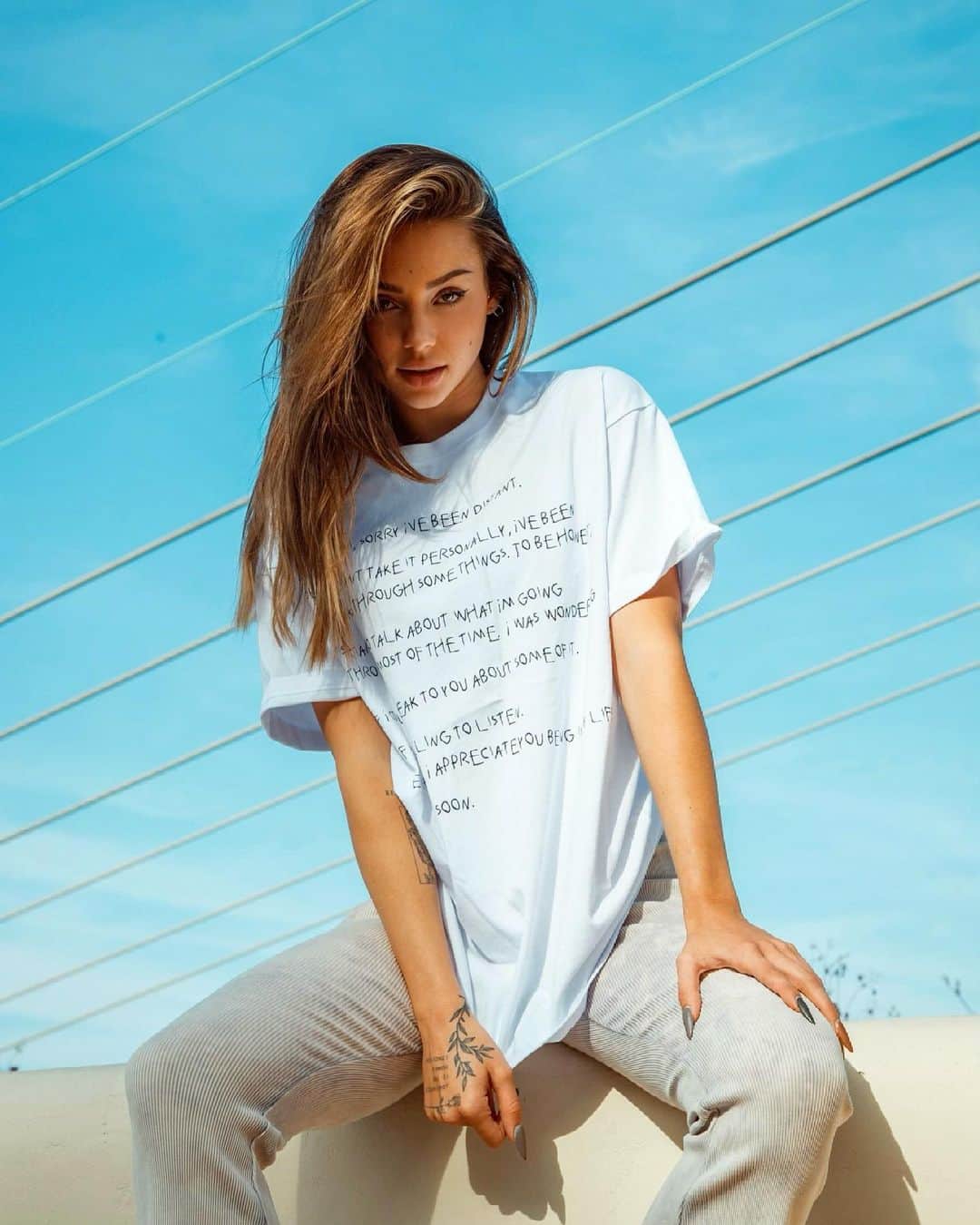 チャーリー・ジョーダンのインスタグラム：「Hi. Sorry I’ve been distant. Please don’t take it personally, I’ve been going through some things. To be honest.  It’s hard to talk about what I’m going though. Most of the time. I was wondering. If I could speak to you about some of it. If you’re willing to listen. Either way I appreciate you being in my life.  Talk soon. // A text we’ve all had to send or received. Make sure you friends okay, encourage meaningful conversation snd genuine connection, everyone is going through something.」